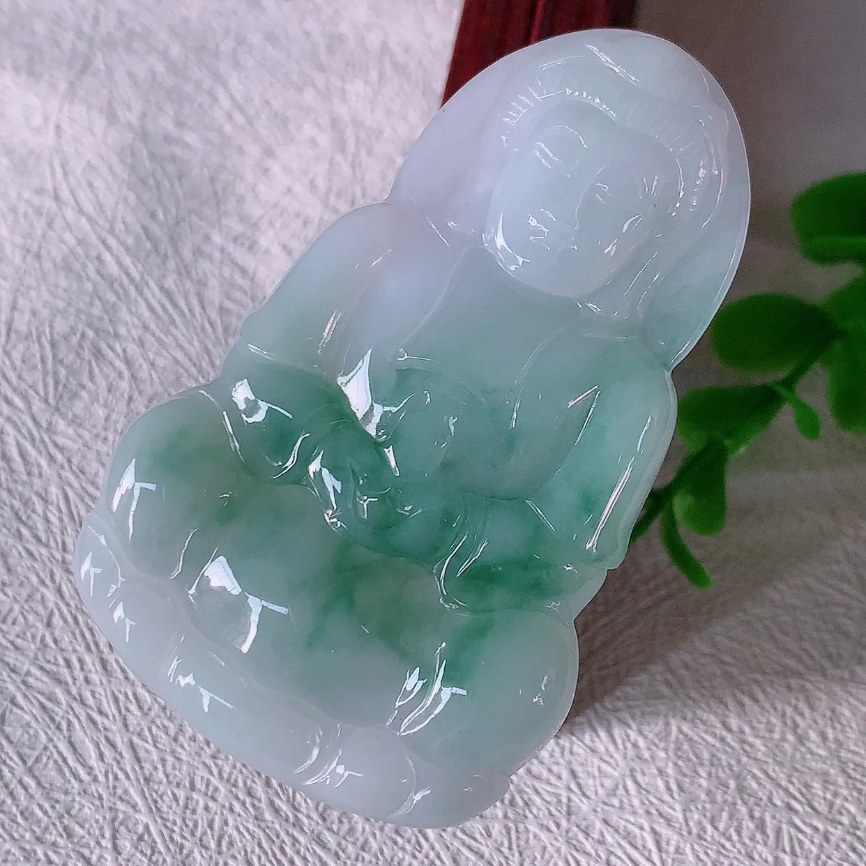 自然光实拍，大件冰飘花翡翠观音菩萨吊坠，赐福观音，玉润通透，慈祥端庄！#46.10