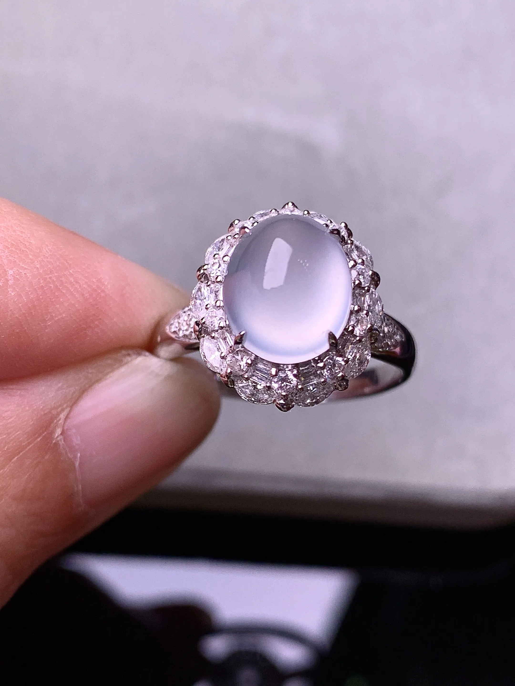 18k金钻镶嵌冰种蛋面戒指 玉质细腻 色泽艳丽清新 圈口13.5 整体尺寸14.2*12.5*11.