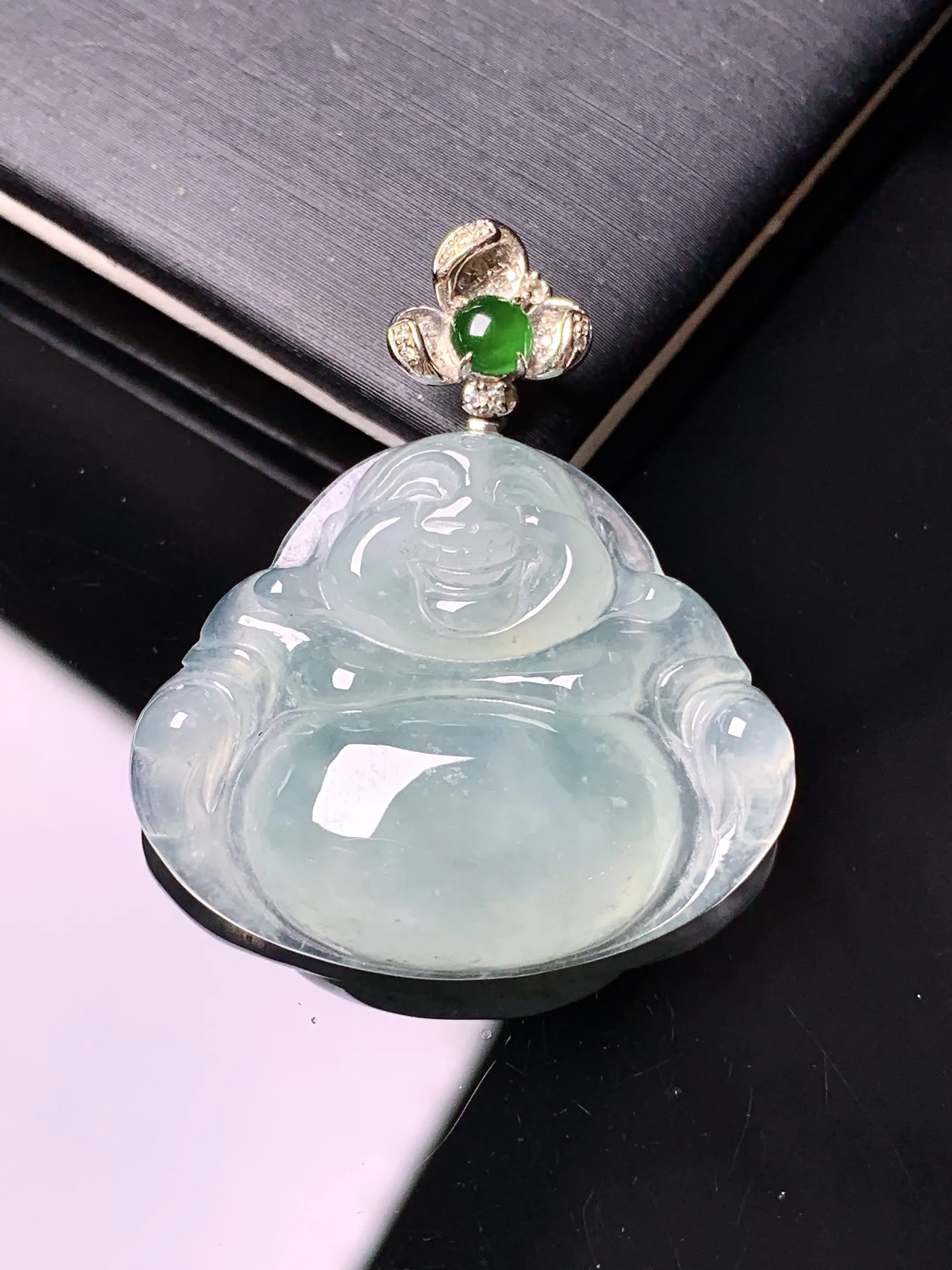 18k金钻镶嵌飘花佛公吊坠 玉质细腻 色泽艳丽清新 整体尺寸35*30*6.2