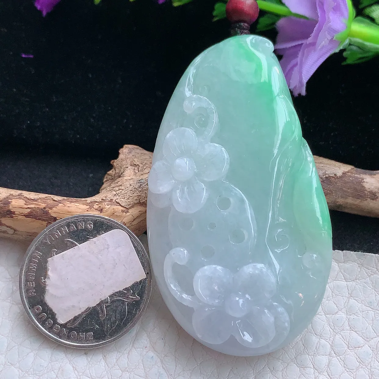 zen实拍60.6*33.6*13.3天然缅甸翡翠白底青飘绿一枝独秀吊坠