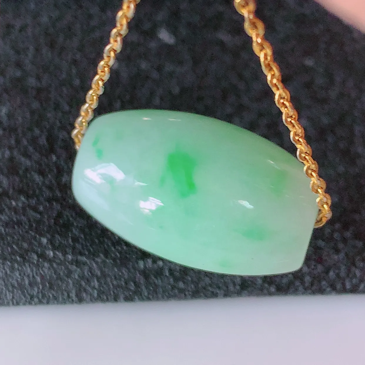 自然光实拍，冰润飘绿翡翠路路通吊坠，寓意时来运转、财源滚滚，款式新颖时尚，日常百搭的款！配图银链#57.7