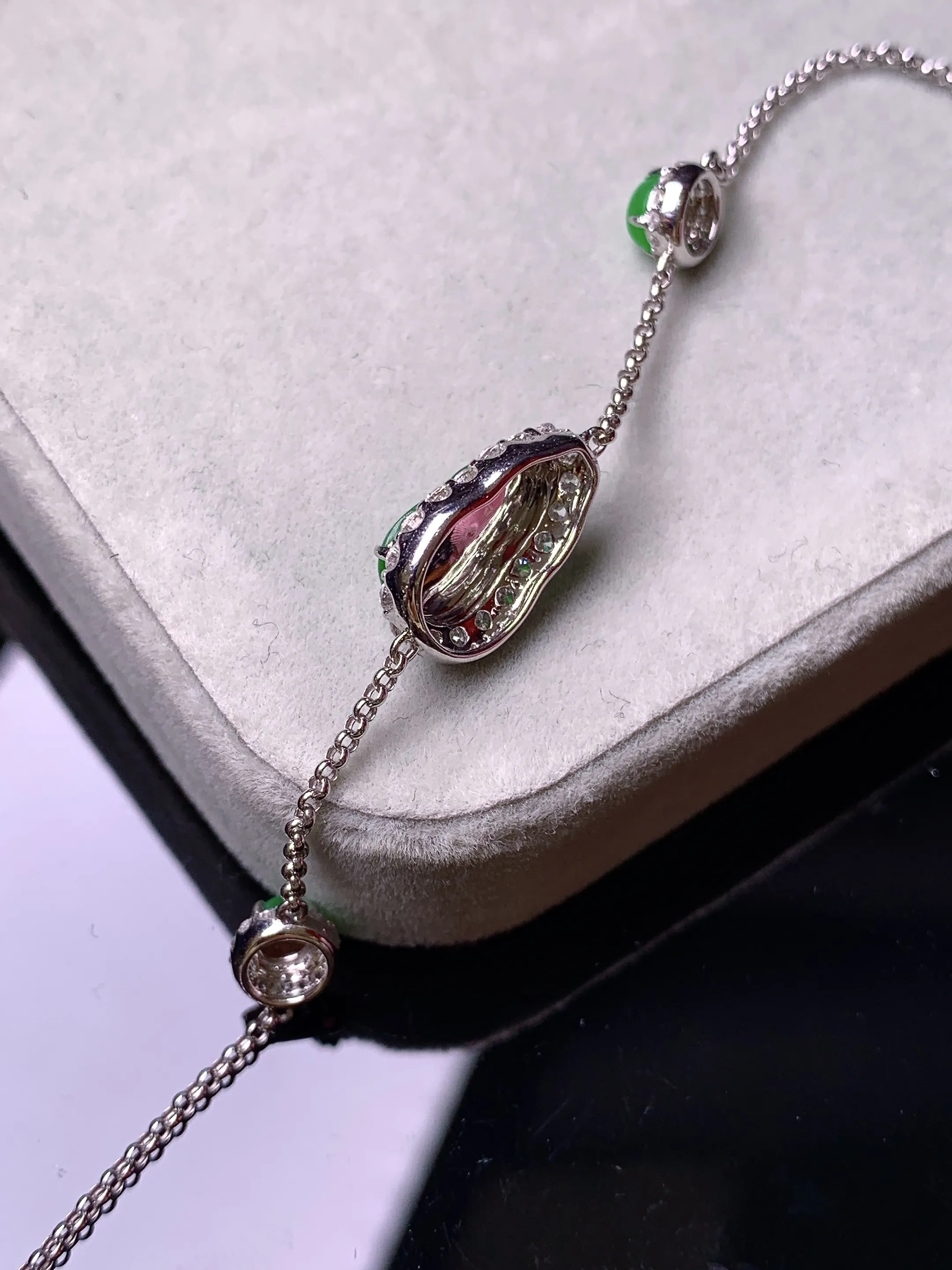 18k金钻镶嵌满绿四季豆组合蛋面手链 玉质细腻 色泽艳丽清新 整体尺寸14*8.6*6.2