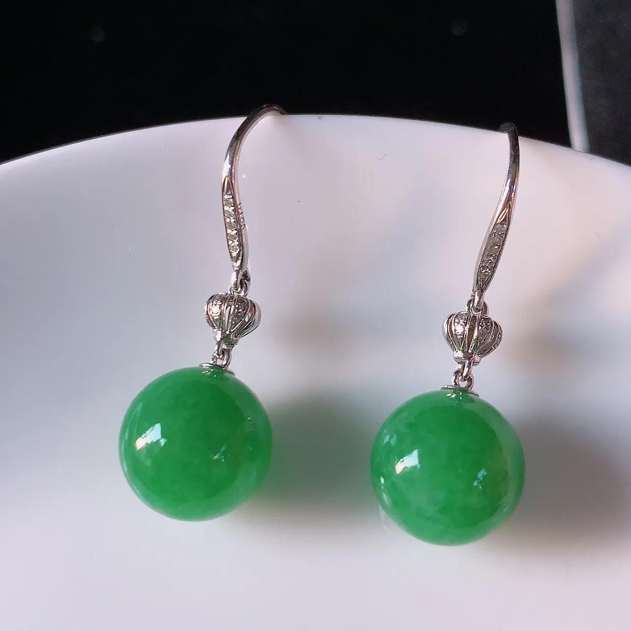 自然光实拍 18k金镶嵌满绿翡翠圆珠耳坠，沁人心脾，豪华镶嵌而成，耳坠佩戴效果大气出众，尽显气质。种