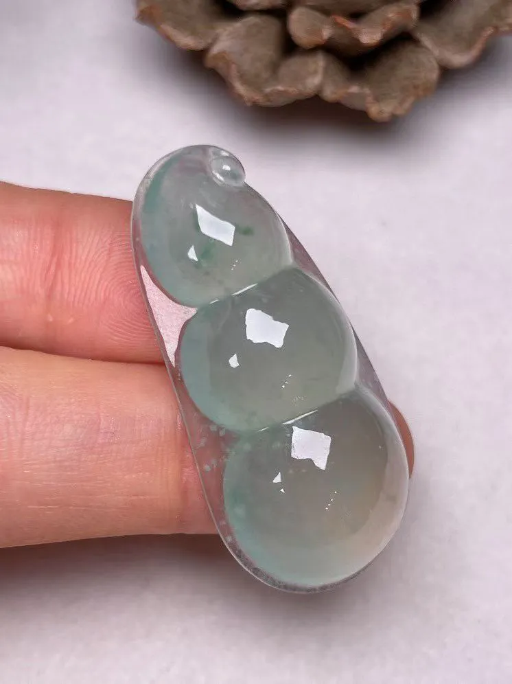 冰种飘花【福豆】吊坠，种水好，玉质细腻 ，卖相好