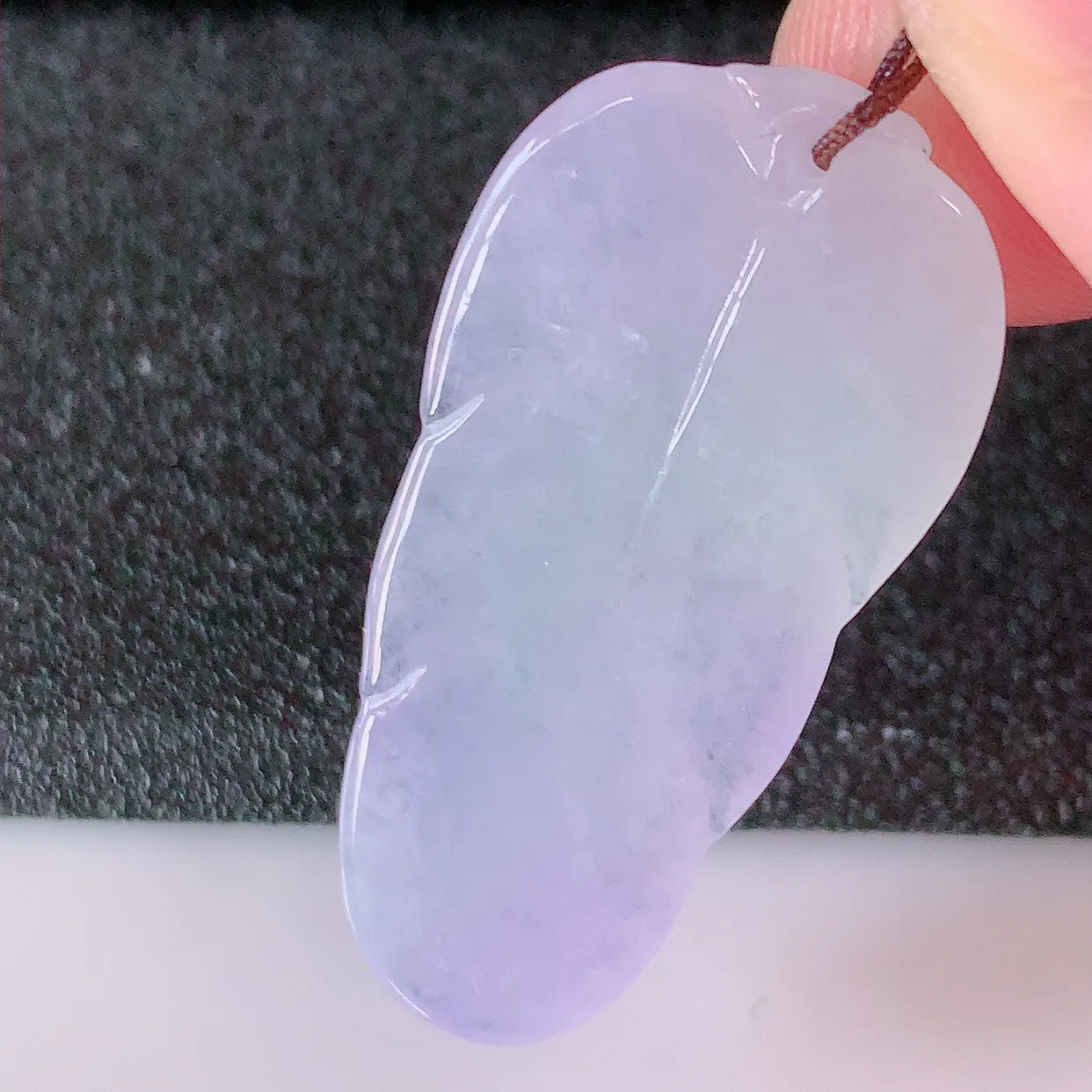 自然光实拍，冰紫罗兰翡翠叶子吊坠 ，种水足，色泽清新，工艺精湛，叶子寓意美好；金枝玉叶，事业有成。#57.7