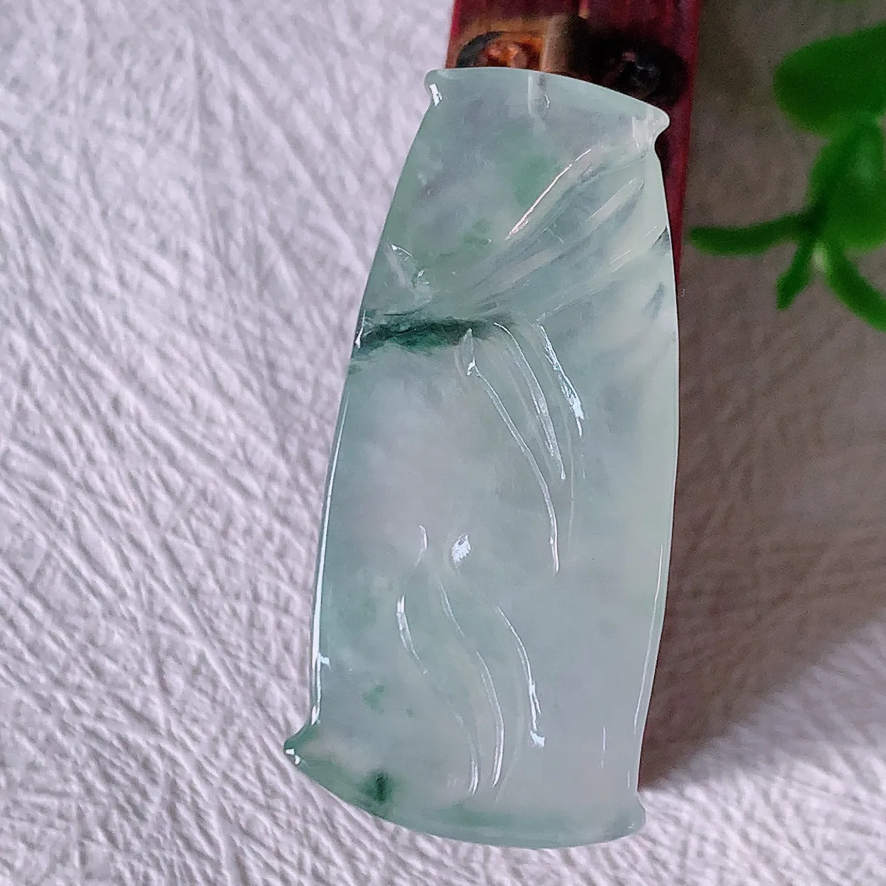 自然光实拍，冰种飘花翡翠竹节吊坠。竹节寓意“节节高，官运亨通，前程似锦，水润莹泽，清秀高雅，佩戴精美！#01.10