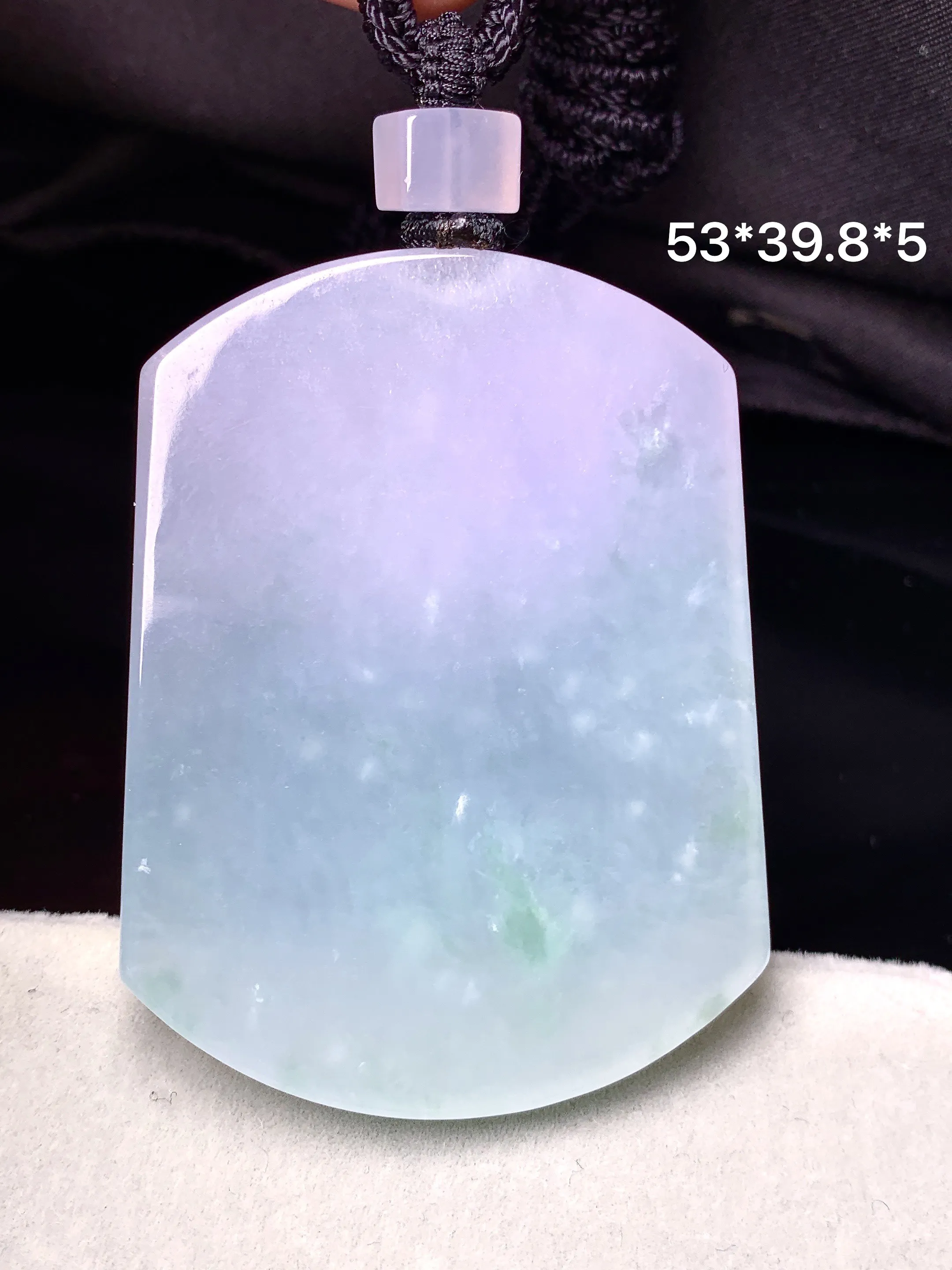 飘花无事牌吊坠 玉质细腻 色泽艳丽清新 整体尺寸53*39.8*5