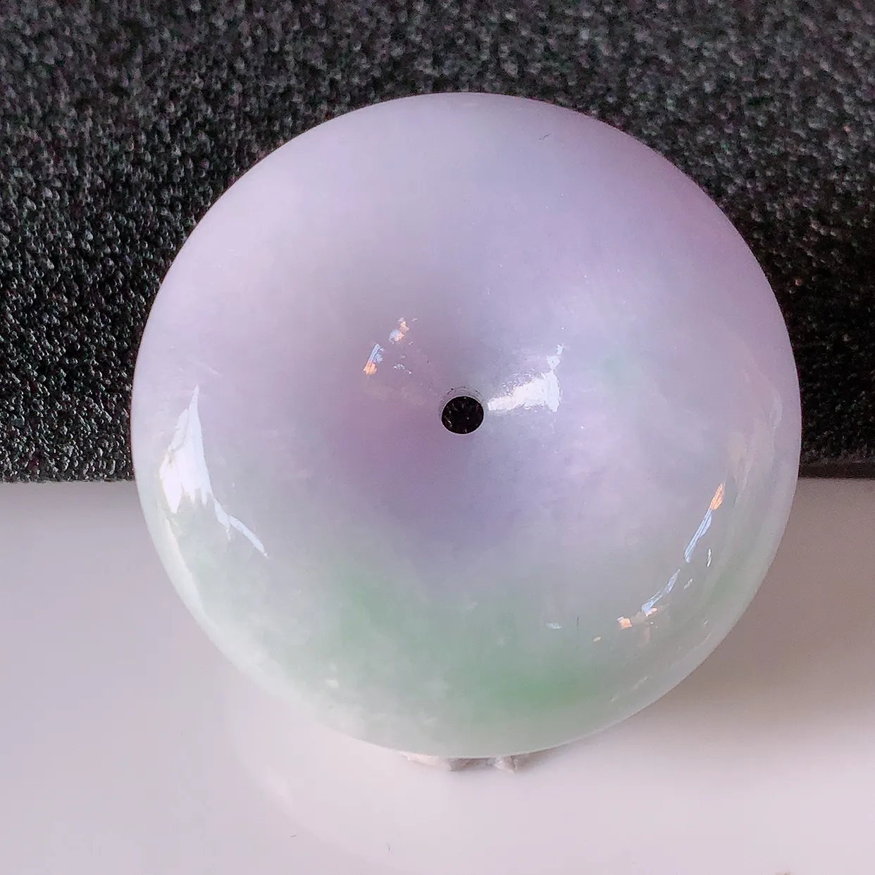 自然光实拍，冰润春带彩翡翠平安扣吊坠，形体饱满圆润，平安扣肥嘟嘟的，平平安安，种水很好，配戴精美！#05.10