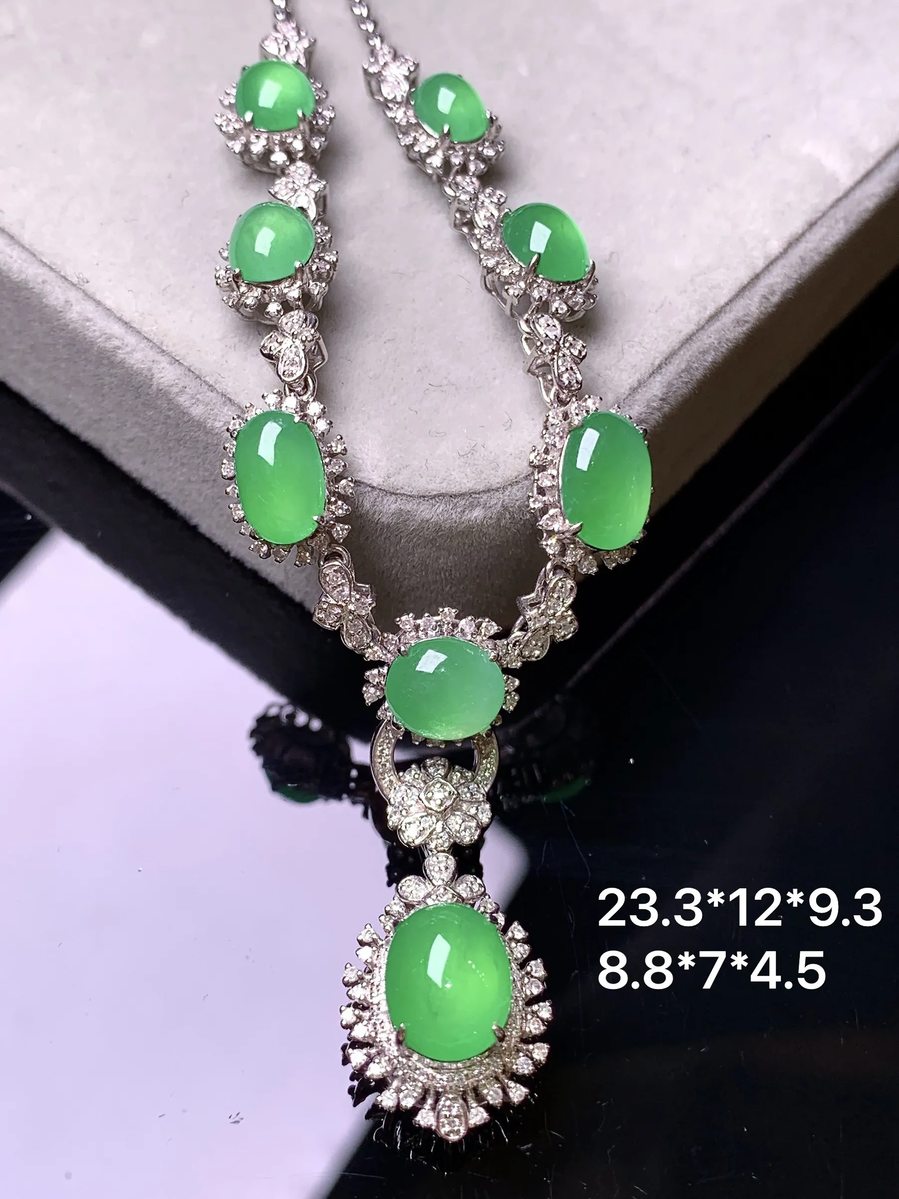 18k金钻镶嵌多用满绿蛋面项链吊坠 玉质细腻 色泽艳丽清新 整体尺寸23.3*12*9.3