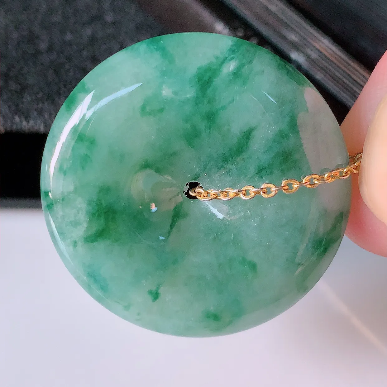 自然光实拍，冰飘花翡翠平安扣吊坠，冰透，灵动飘逸，寓意平平安安，平安扣佩戴端庄漂亮！#39.10