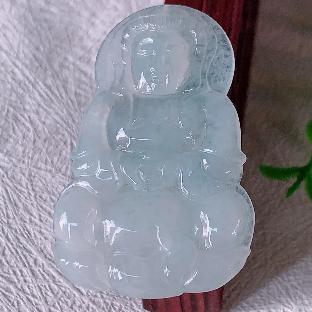 自然光实拍，冰种翡翠观音菩萨吊坠，赐福观音，玉润通透，慈祥端庄！#47.10