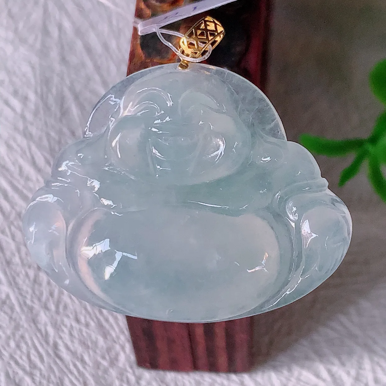 自然光实拍，18K金镶嵌冰种翡翠佛公吊坠，冰透饱满， 佛公亦保平安，寓意有福（佛公）相伴，品相佳，配