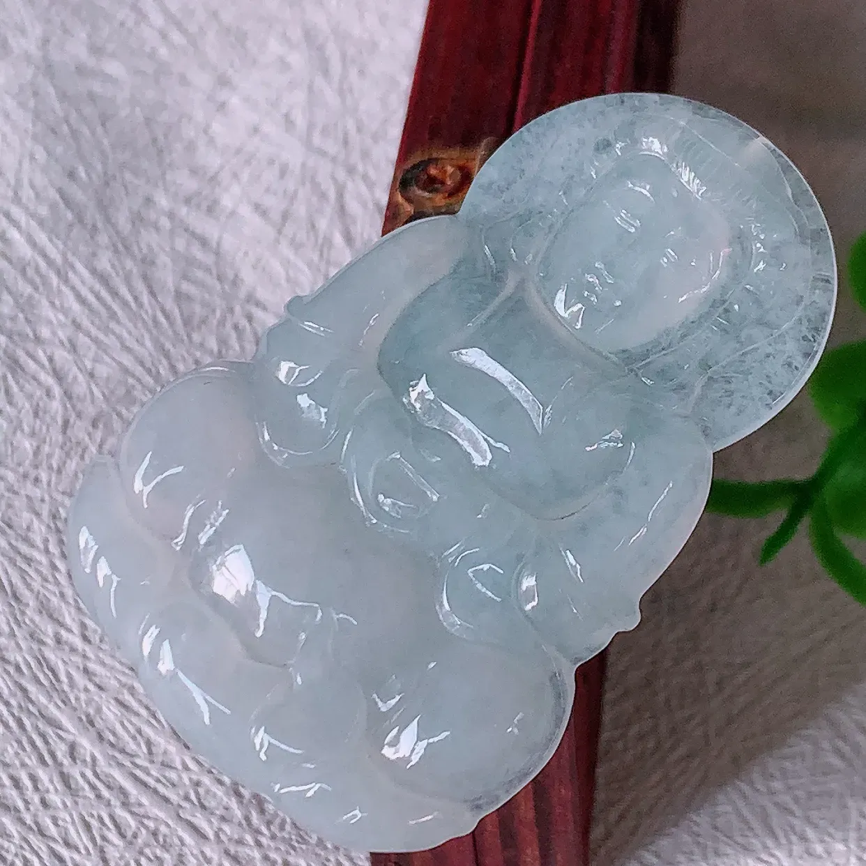 自然光实拍，冰种翡翠观音菩萨吊坠，赐福观音，玉润通透，慈祥端庄！#47.10