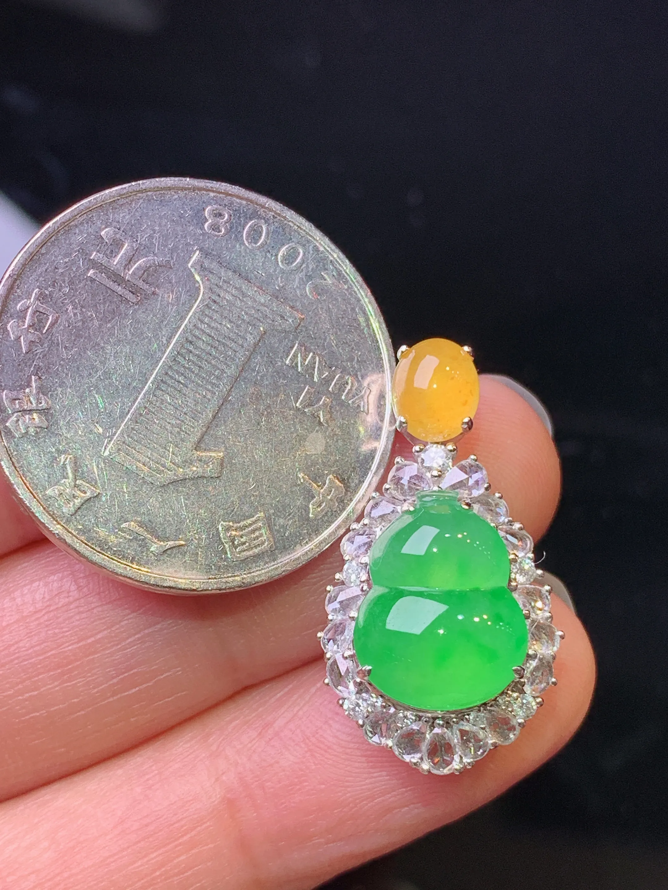 18k金钻镶嵌满绿葫芦吊坠 玉质细腻 色泽艳丽清新 整体尺寸25.2*14.2*9.8