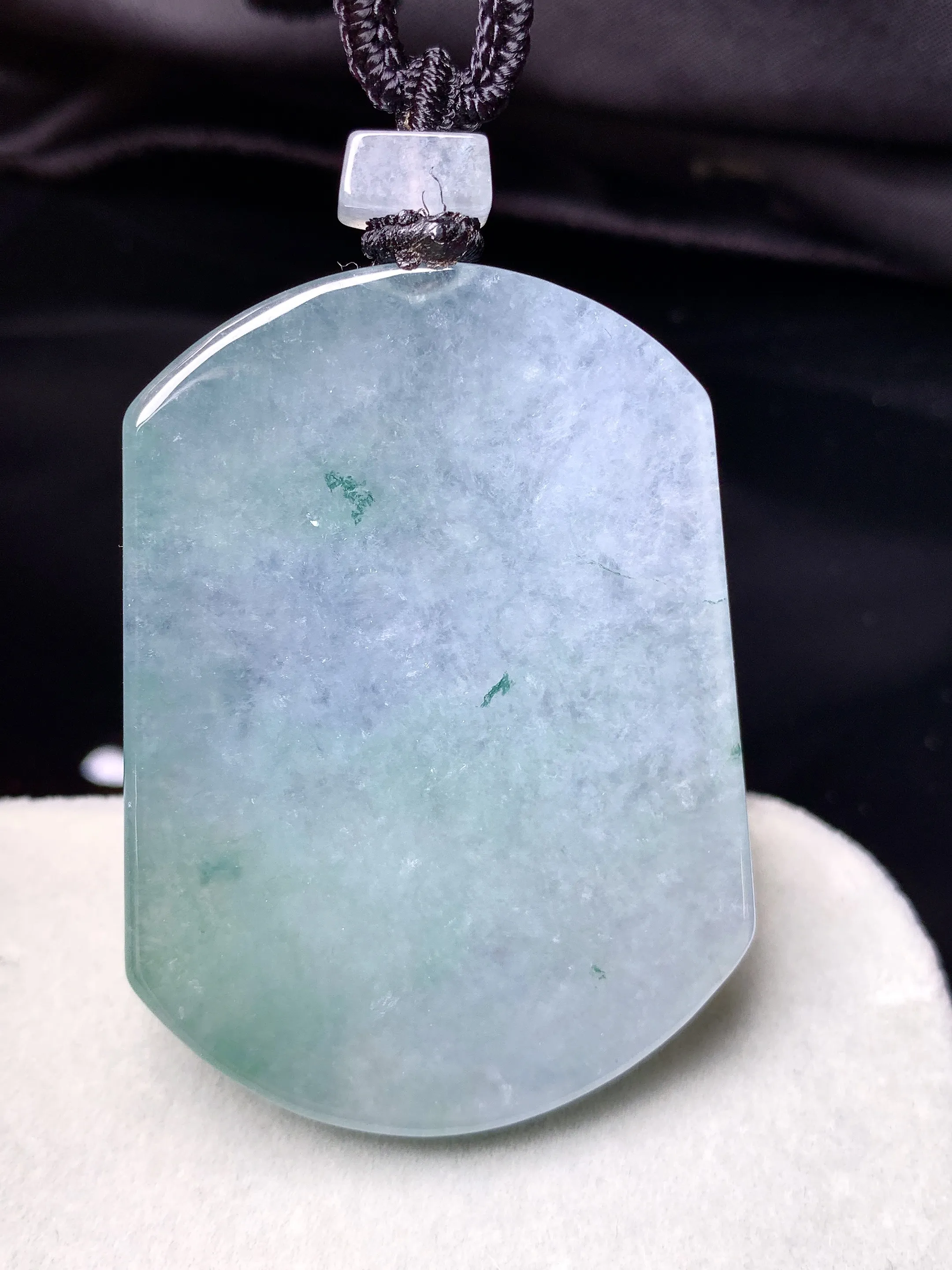 冰种飘花无事牌吊坠 玉质细腻 色泽艳丽清新 整体尺寸50*37*5.7