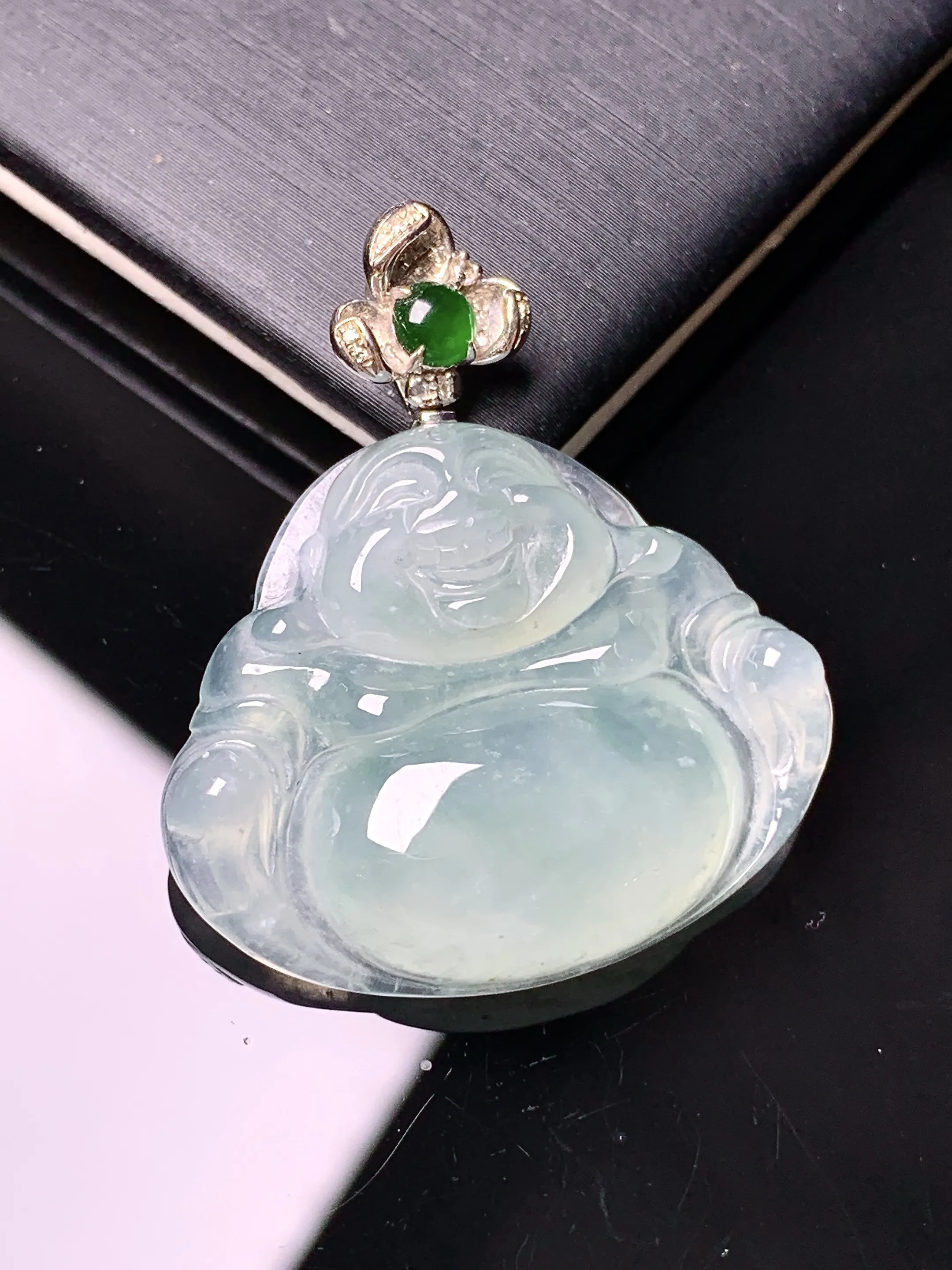 18k金钻镶嵌飘花佛公吊坠 玉质细腻 色泽艳丽清新 整体尺寸35*30*6.2