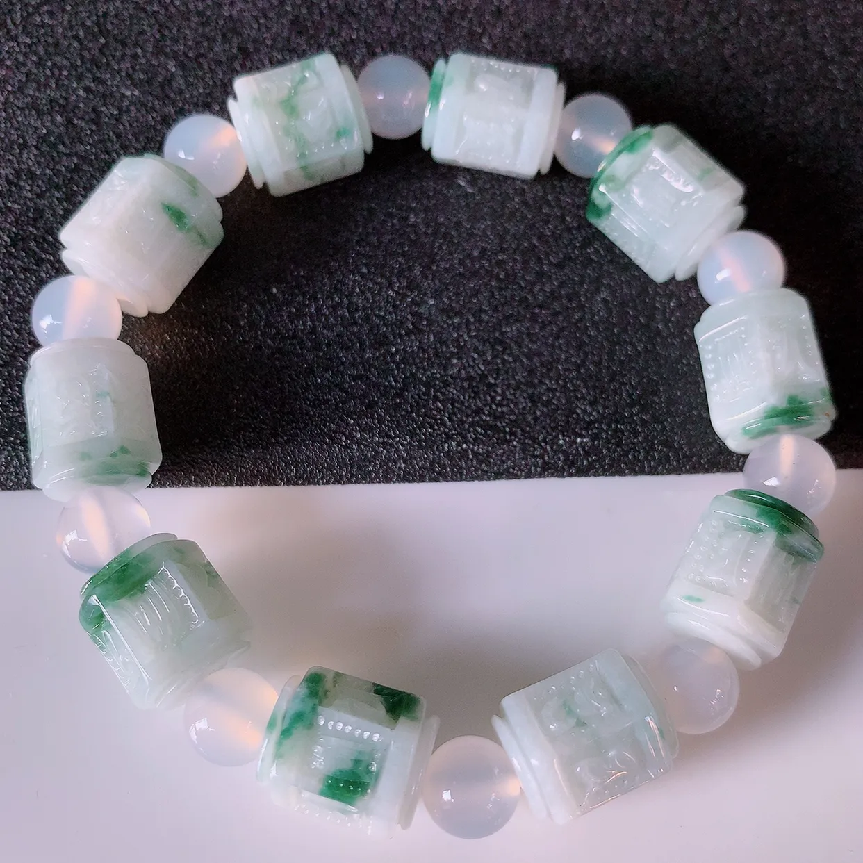自然光实拍，冰润飘花六字真言手链，路路通翡翠手串，花式飘逸，佩戴效果大方时尚，圆珠为装饰珠！#49.
