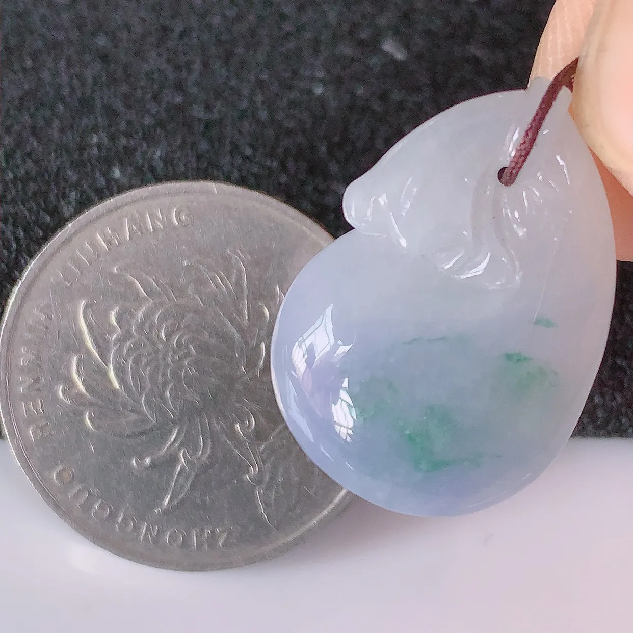 自然光实拍，冰紫罗兰飘花翡翠招财钱袋子吊坠，寓意“代代有福，代代有财，腰缠万贯”玉质细腻，佩戴效果佳！#57.7