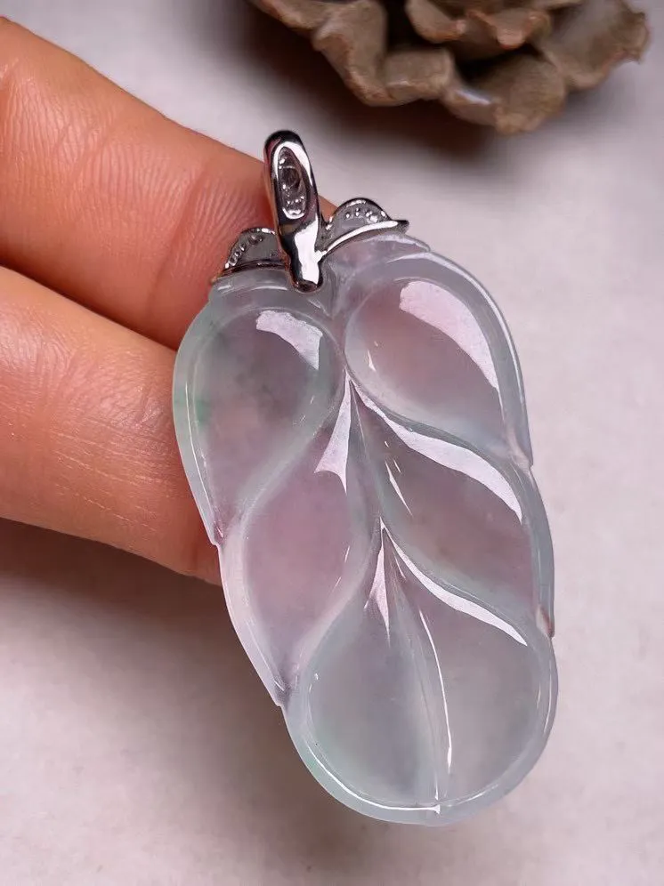 冰种飘花叶子吊坠、真金真钻镶嵌，种水好，玉质细腻 .裸石尺寸 39.2*23.2*