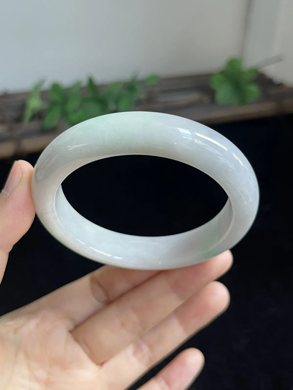 翡翠手镯，种老肉细，飘一片阳绿阳，上手仙气飘飘，非常漂亮