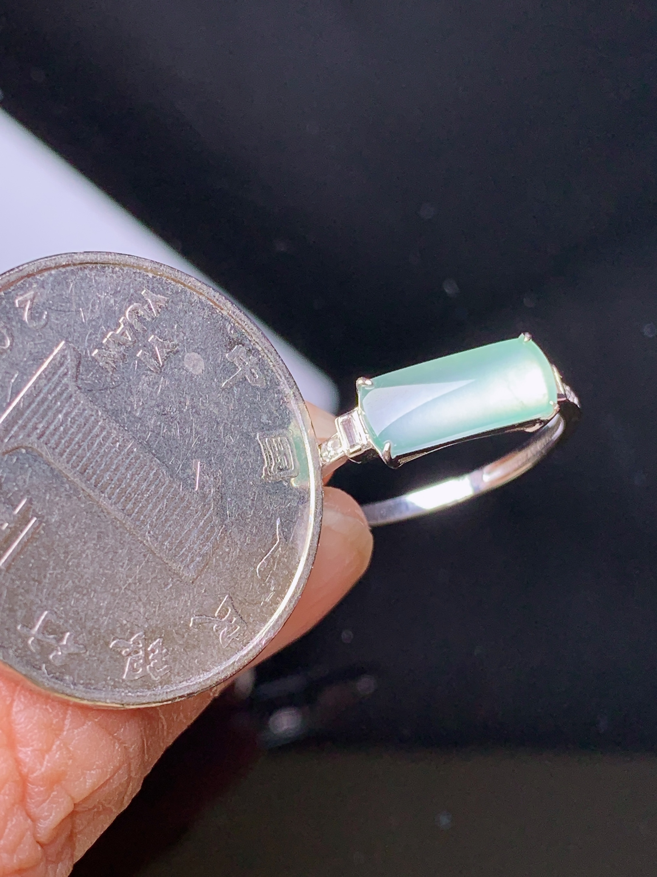 18k金钻镶嵌冰种马鞍戒指 玉质细腻 色泽艳丽清新 圈口14.5 裸石尺寸4.6*11*2