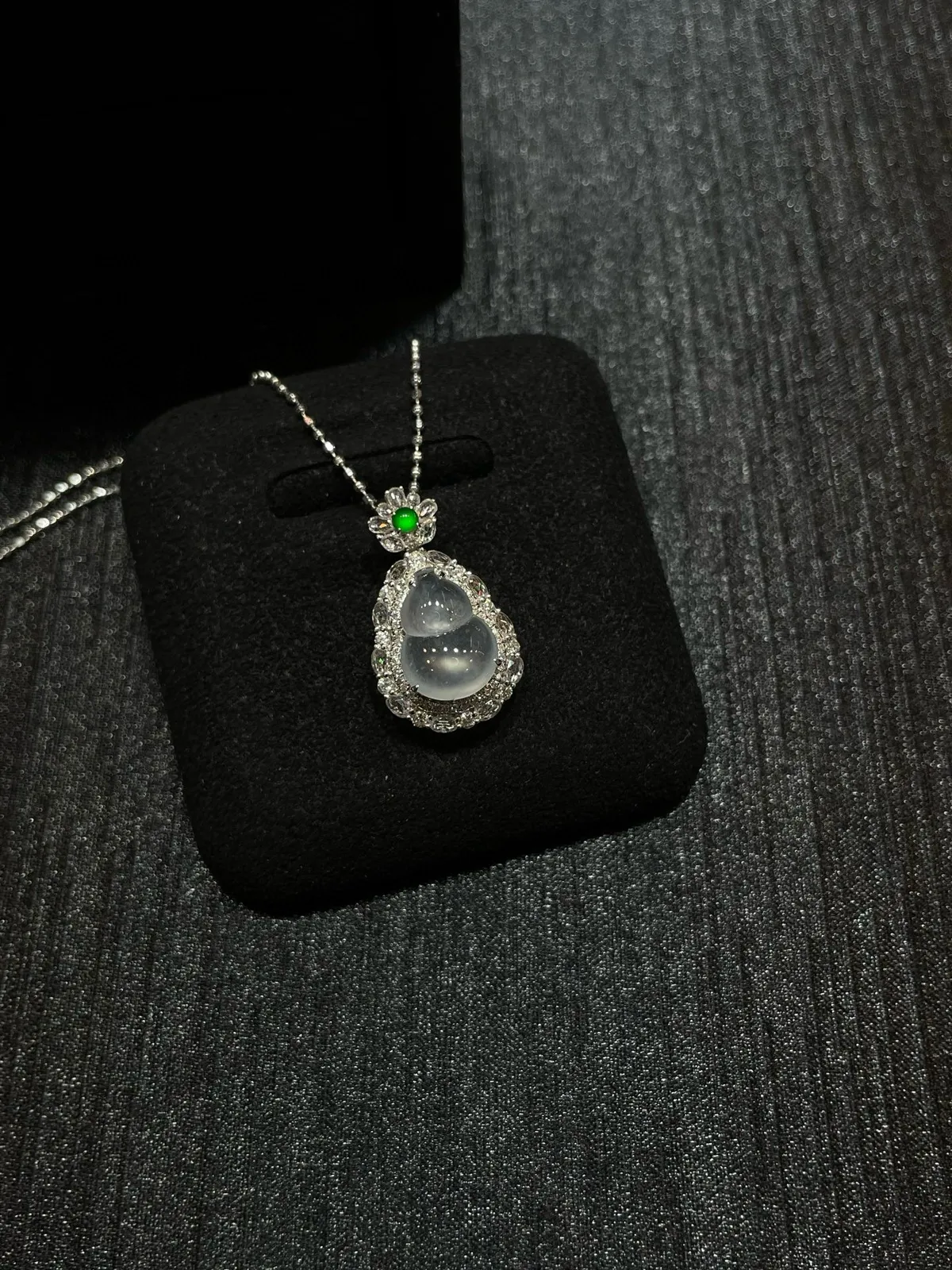 冰种 起光 小葫芦吊坠

18k金镶嵌