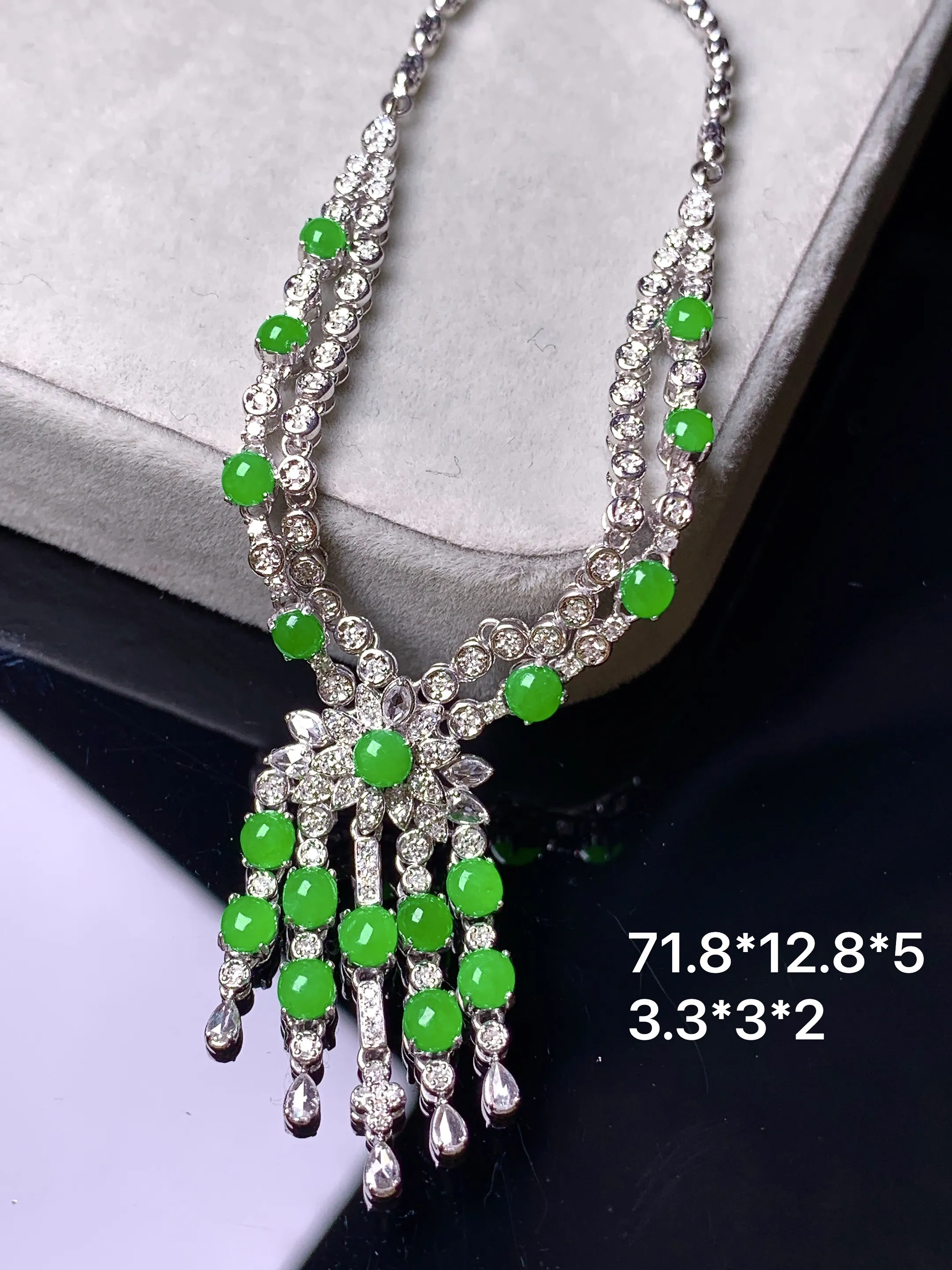 18k金钻镶嵌满绿蛋面组合项链 玉质细腻 色泽艳丽清新 整体尺寸71.8*12.8*5