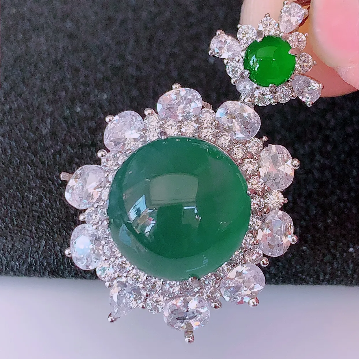 冰透满绿翡翠925银镶嵌吊坠，自然光实拍，翠色灵动，颜色漂亮，种老水足，品相佳，佩戴佳品！#97.7