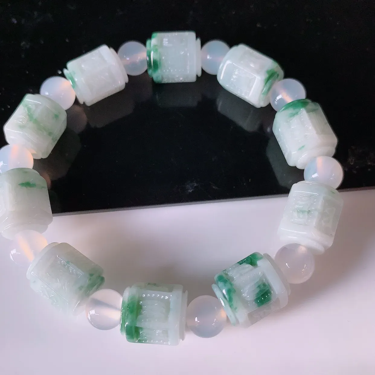 自然光实拍，冰润飘花六字真言手链，路路通翡翠手串，花式飘逸，佩戴效果大方时尚，圆珠为装饰珠！#49.10取一尺寸13-10.6