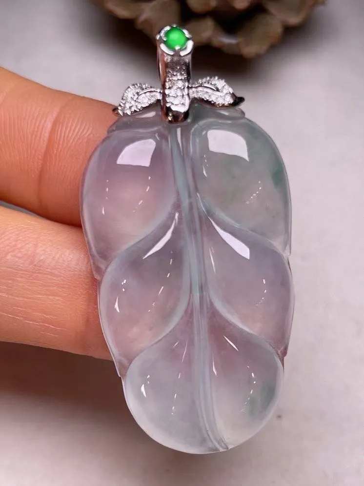 冰种飘花叶子吊坠、真金真钻镶嵌，种水好，玉质细腻 .裸石尺寸 39.2*23.2*