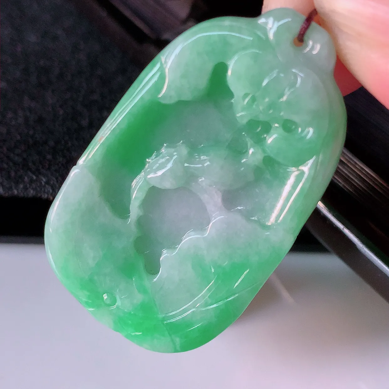 自然光实拍，冰润飘绿翡翠荷叶、和和美美玉坠，财源广进，自然隐逸、荷本是素不着尘之物，有和美之寓意。#39.10