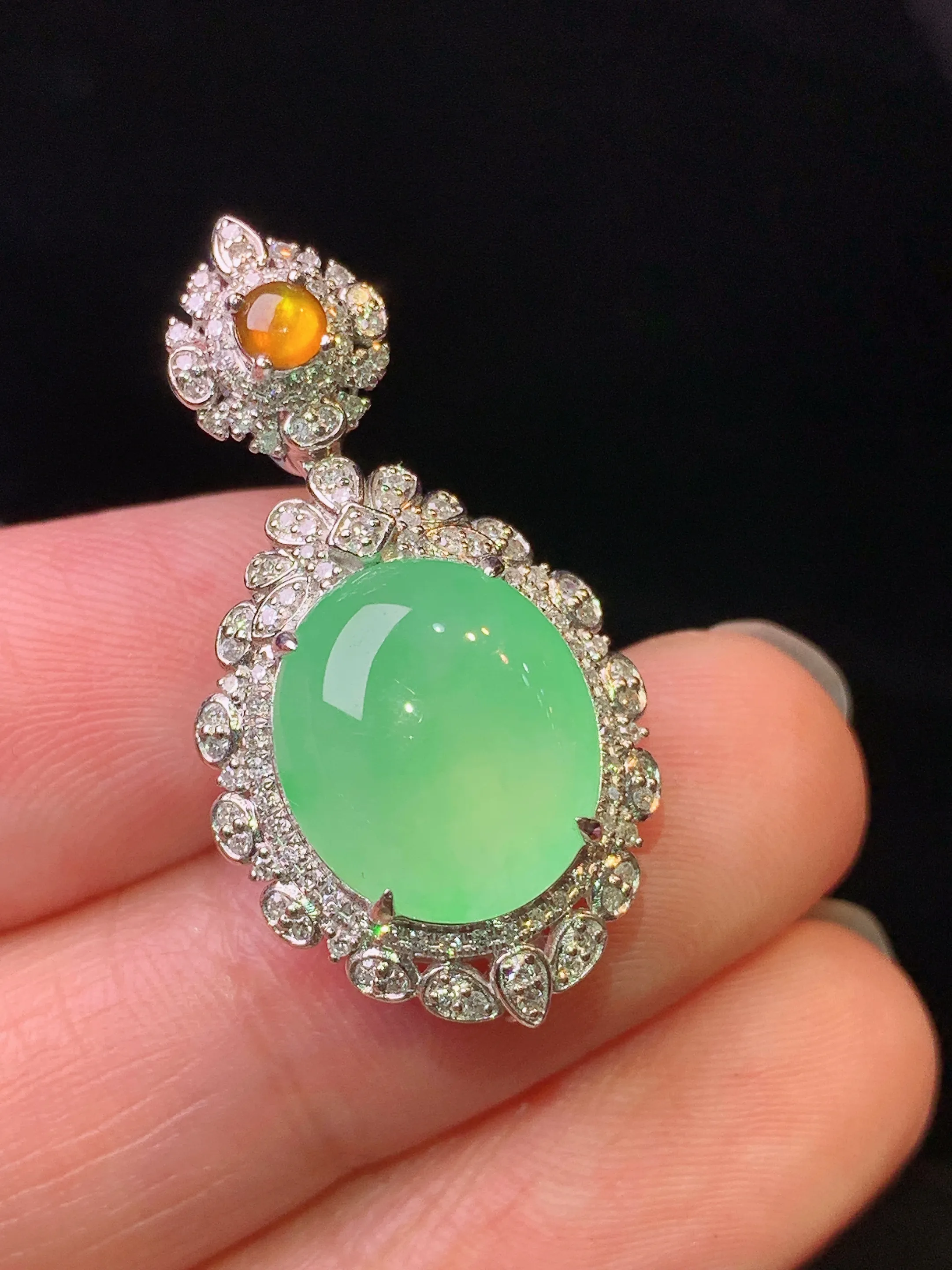 18k金钻镶嵌翠绿蛋面吊坠 玉质细腻 色泽艳丽清新 整体尺寸29.8*15.7*9.8