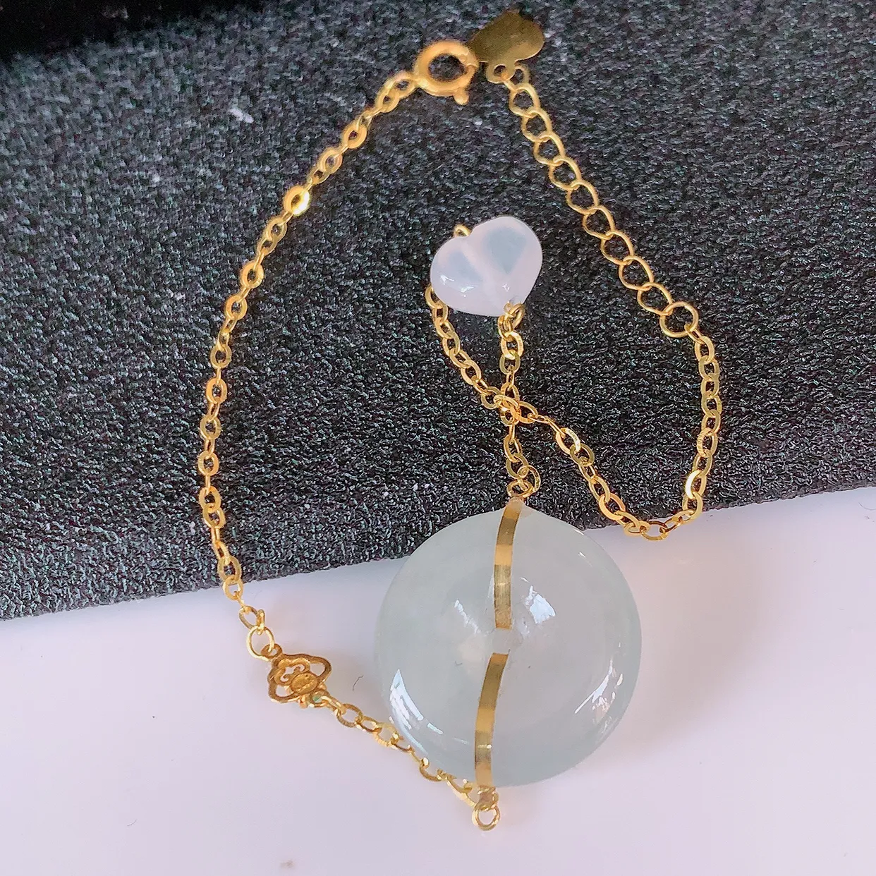 18k金镶嵌冰种翡翠平安扣手链，沁人心脾，精致典雅的设计，为佩戴者，增添色彩，送礼自留都是佳品选择！#57.7平安扣尺寸14.8*4