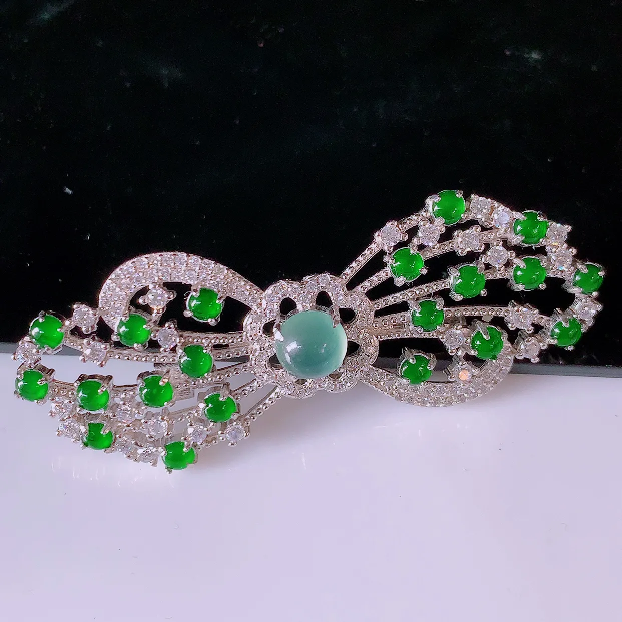 冰透满绿翡翠925银镶嵌胸针，自然光实拍，翠色灵动，颜色漂亮，种老水足，品相佳，佩戴佳品！#97.1