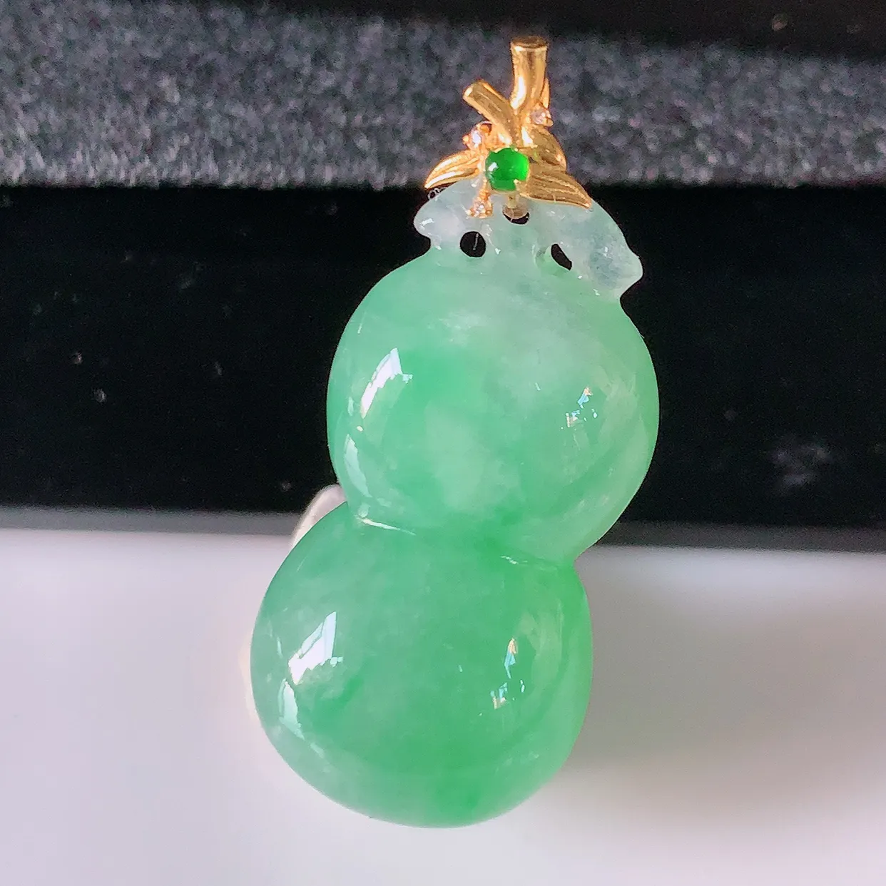 自然光实拍，18K金镶嵌冰满绿葫芦吊坠，翡翠葫芦，寓意福禄双全，财源滚滚，佩戴效果优雅迷人！#02.10整体32裸石26*13.8*10