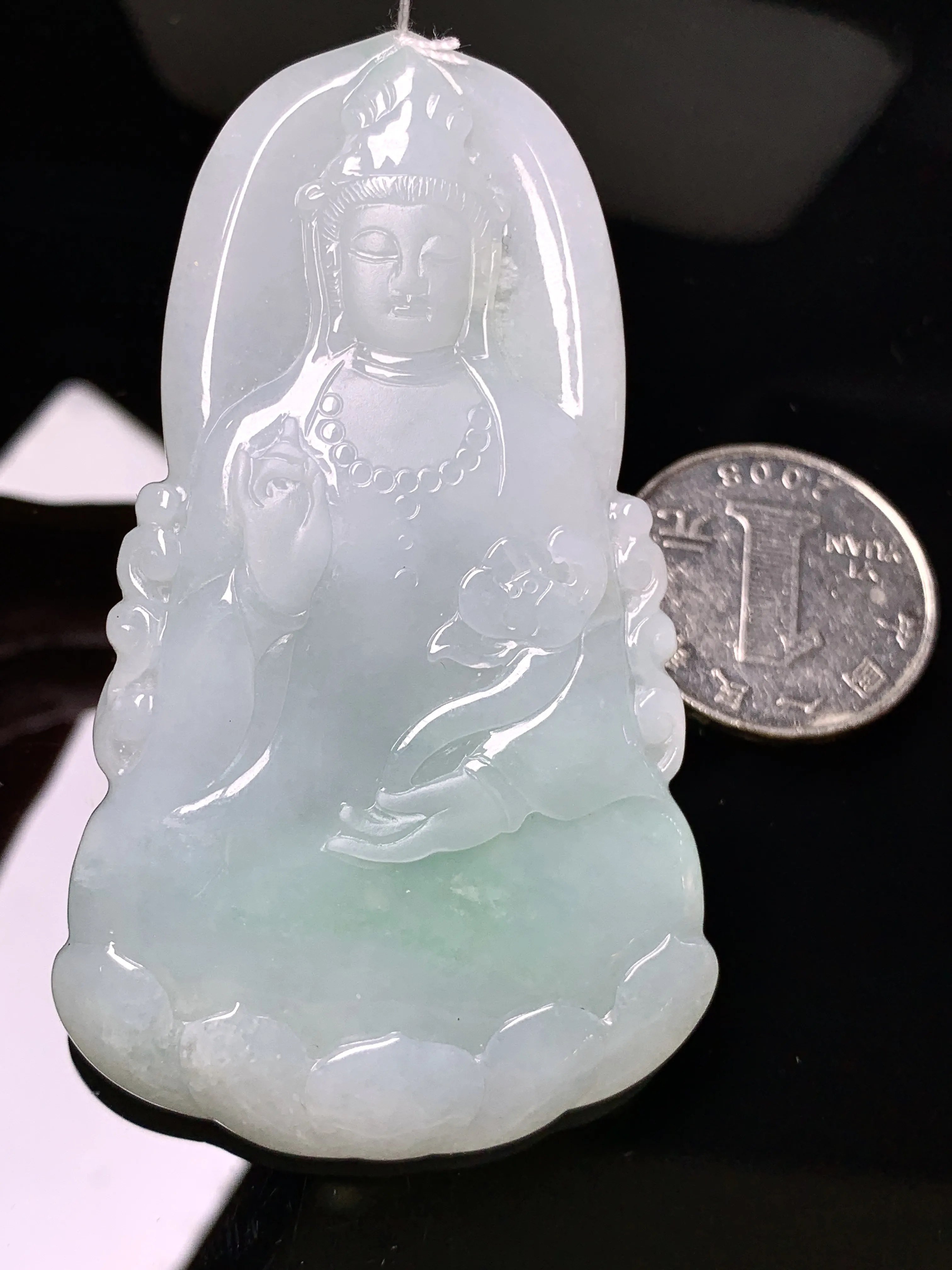 飘绿观音菩萨吊坠 玉质细腻 色泽艳丽清新 整体尺寸70.8*41.7*5.6