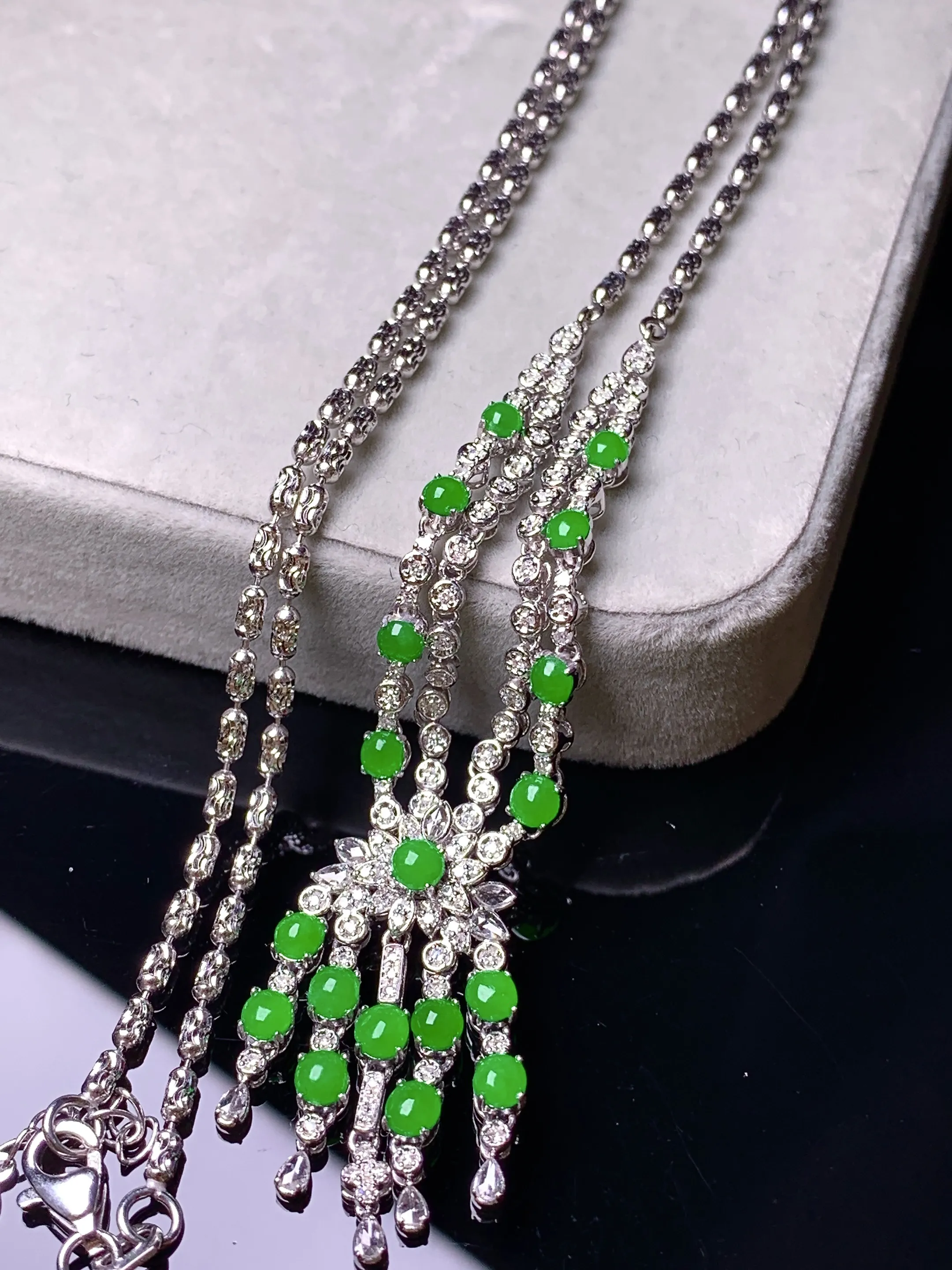 18k金钻镶嵌满绿蛋面组合项链 玉质细腻 色泽艳丽清新 整体尺寸71.8*12.8*5