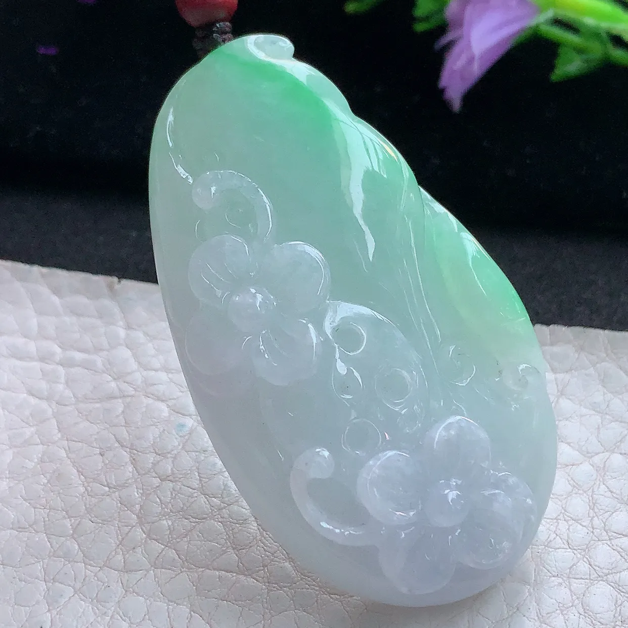 zen实拍60.6*33.6*13.3天然缅甸翡翠白底青飘绿一枝独秀吊坠