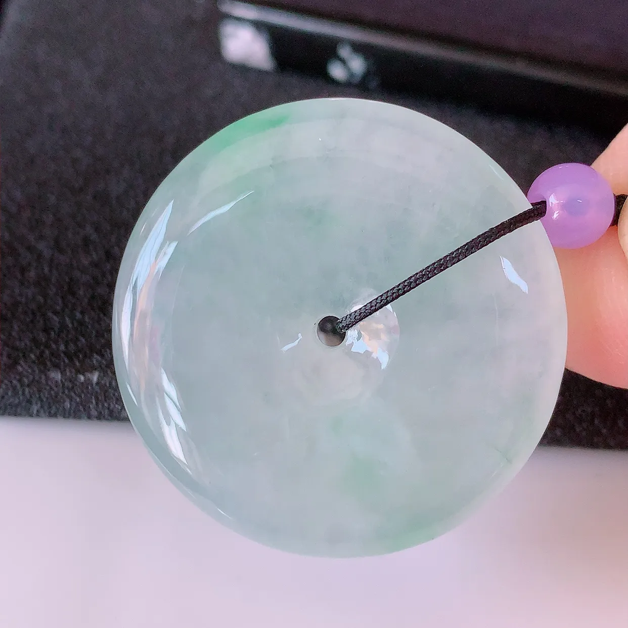 自然光实拍，冰种飘绿翡翠平安扣吊坠，玉扣，平安是福；冰透很美的料子，平安扣佩戴优雅迷人！#41.7