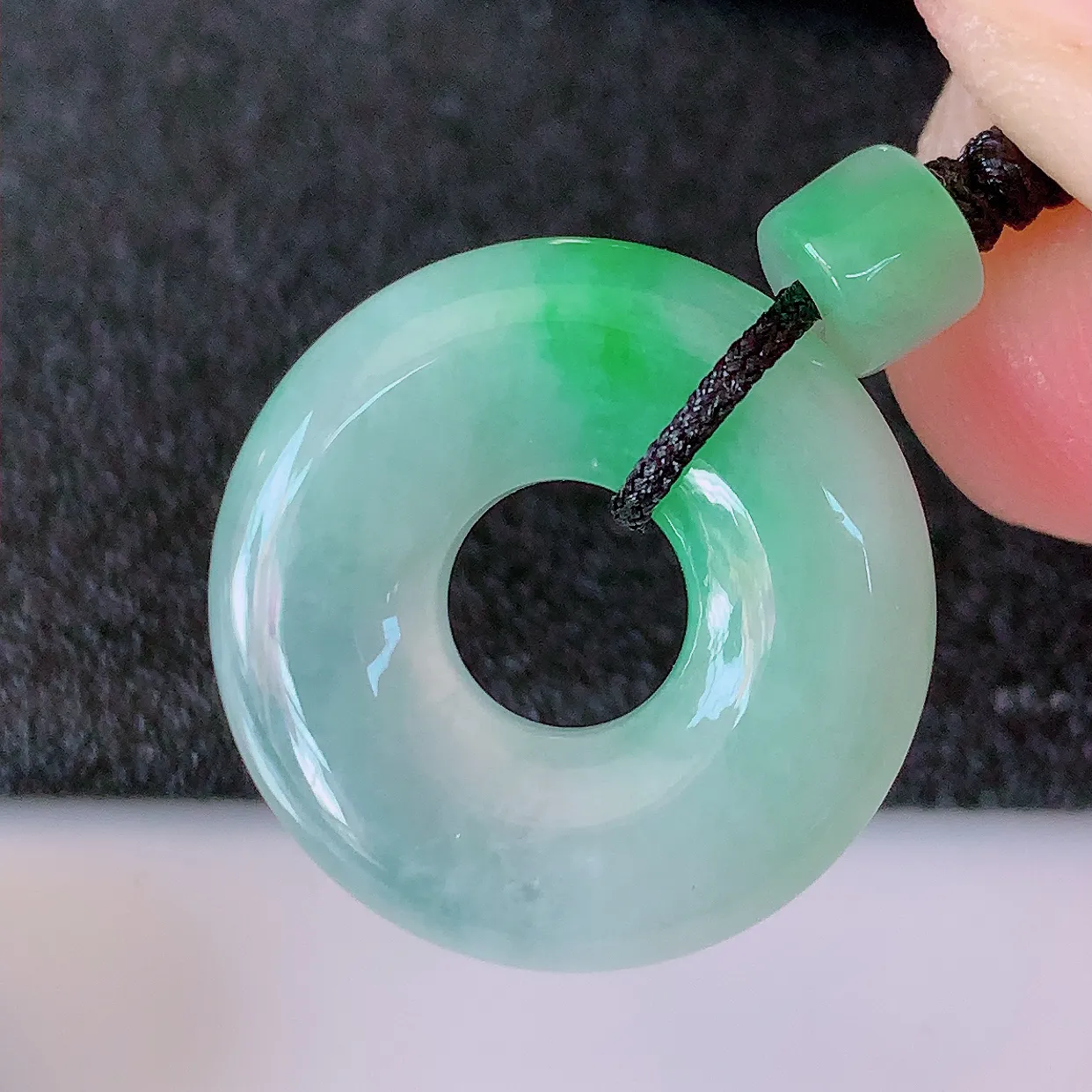 自然光实拍，冰种飘绿翡翠平安扣吊坠，玉扣，平安是福；很美的料子，平安扣佩戴优雅迷人！#41.7