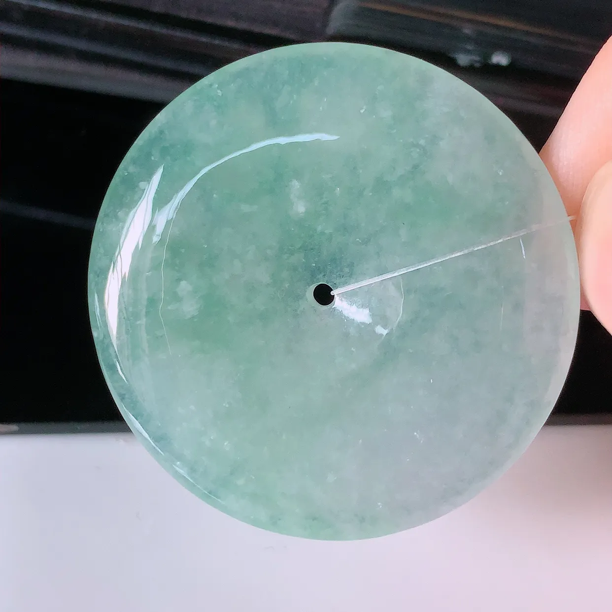 自然光实拍，大件冰种翡翠平安扣吊坠，形体饱满圆润，平安扣肥嘟嘟的，平平安安，种水很好，配戴精美！#49.10