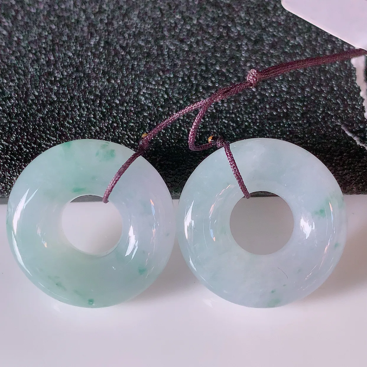 自然光实拍，冰飘花翡翠一对平安扣吊坠，翠色灵动，玉质细腻，颜色漂亮，品相佳，佩戴佳品！49.10