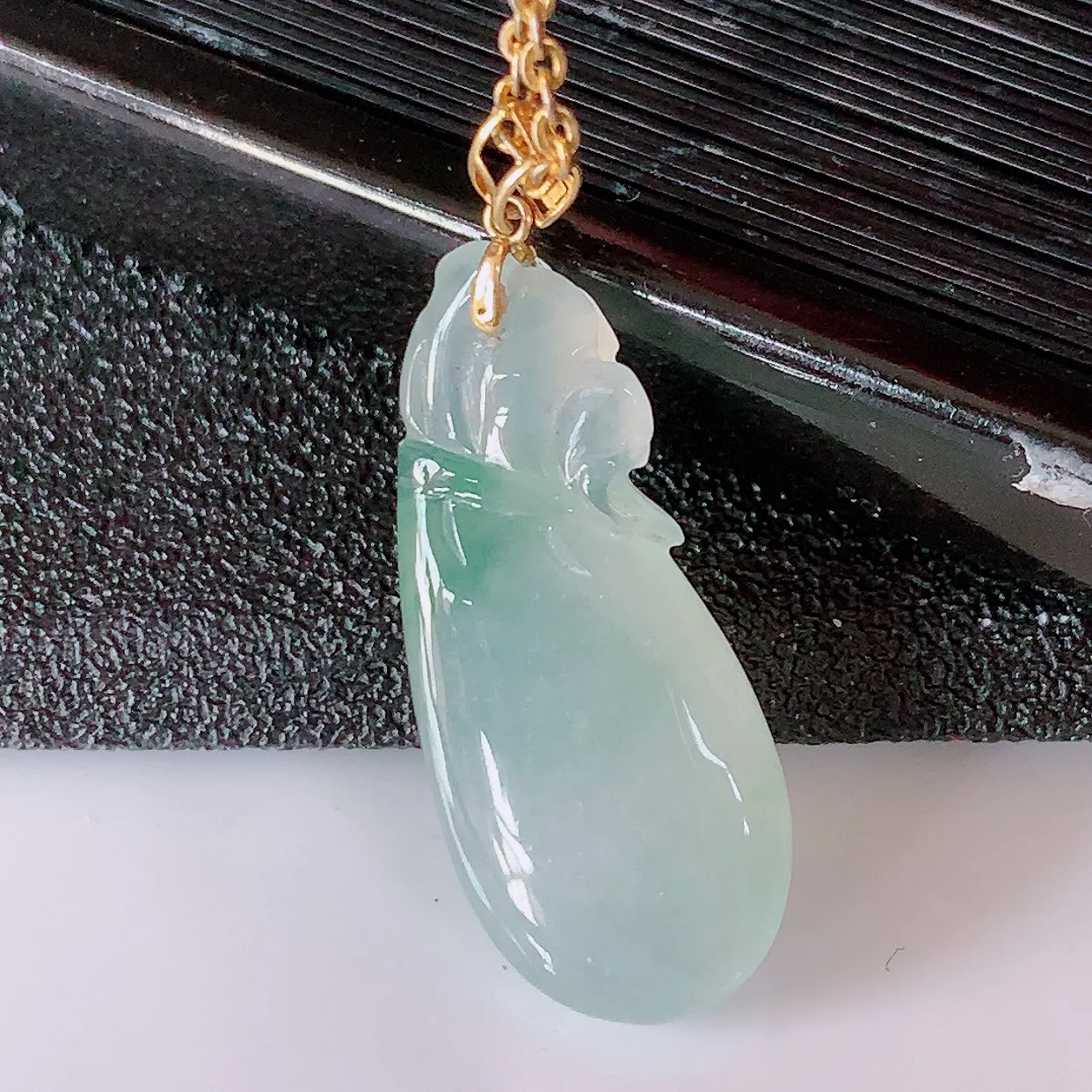 自然光实拍，18K金镶嵌冰种飘花翡翠招财钱袋子吊坠，寓意“代代有福，代代有财，腰缠万贯” 玉质细腻，佩戴效果佳！#57.7