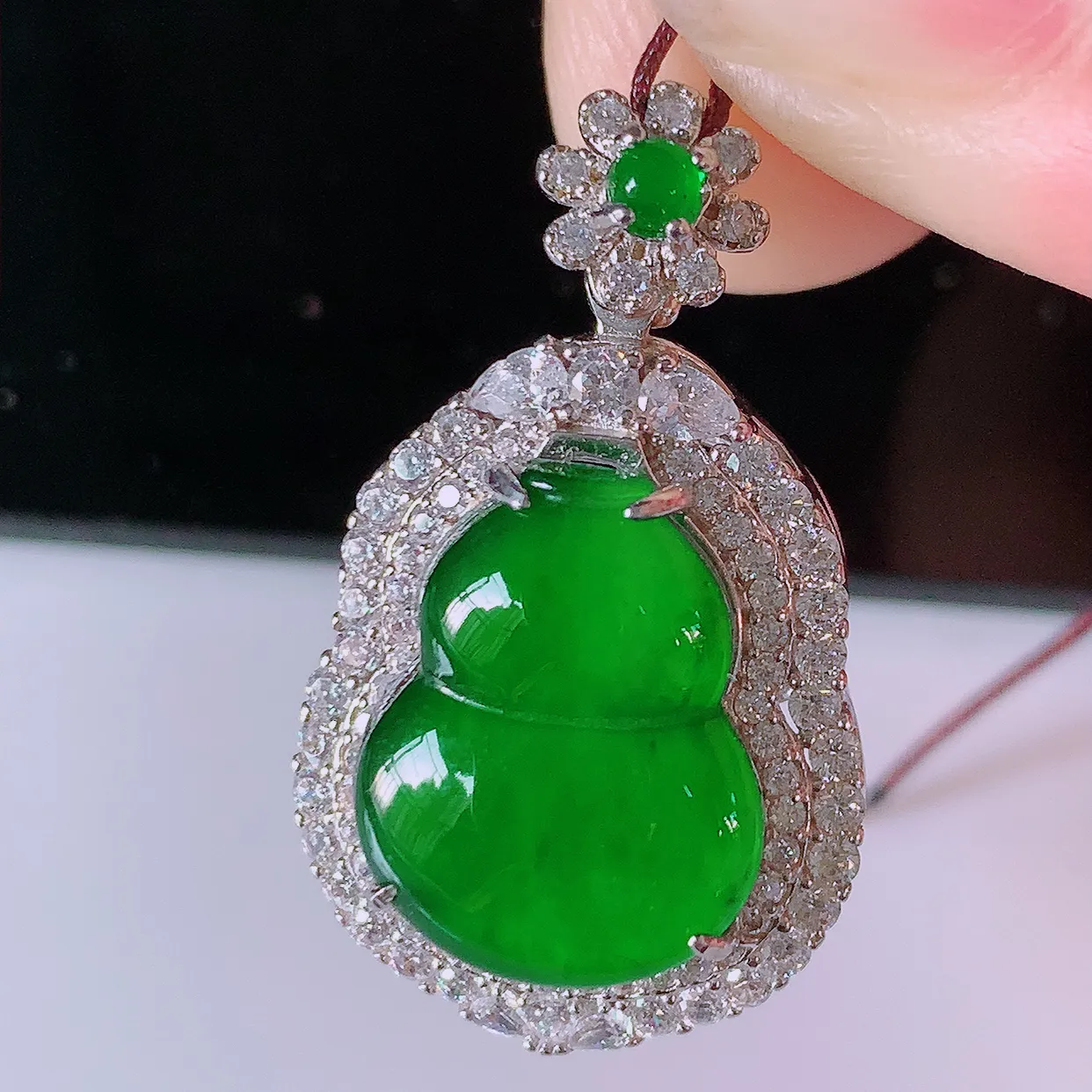 冰透满绿翡翠925银镶嵌葫芦吊坠，自然光实拍，翠色灵动，颜色漂亮，种老水足，品相佳，佩戴佳品！#97.10整体28*16.8*11.5裸石14.5*11.5