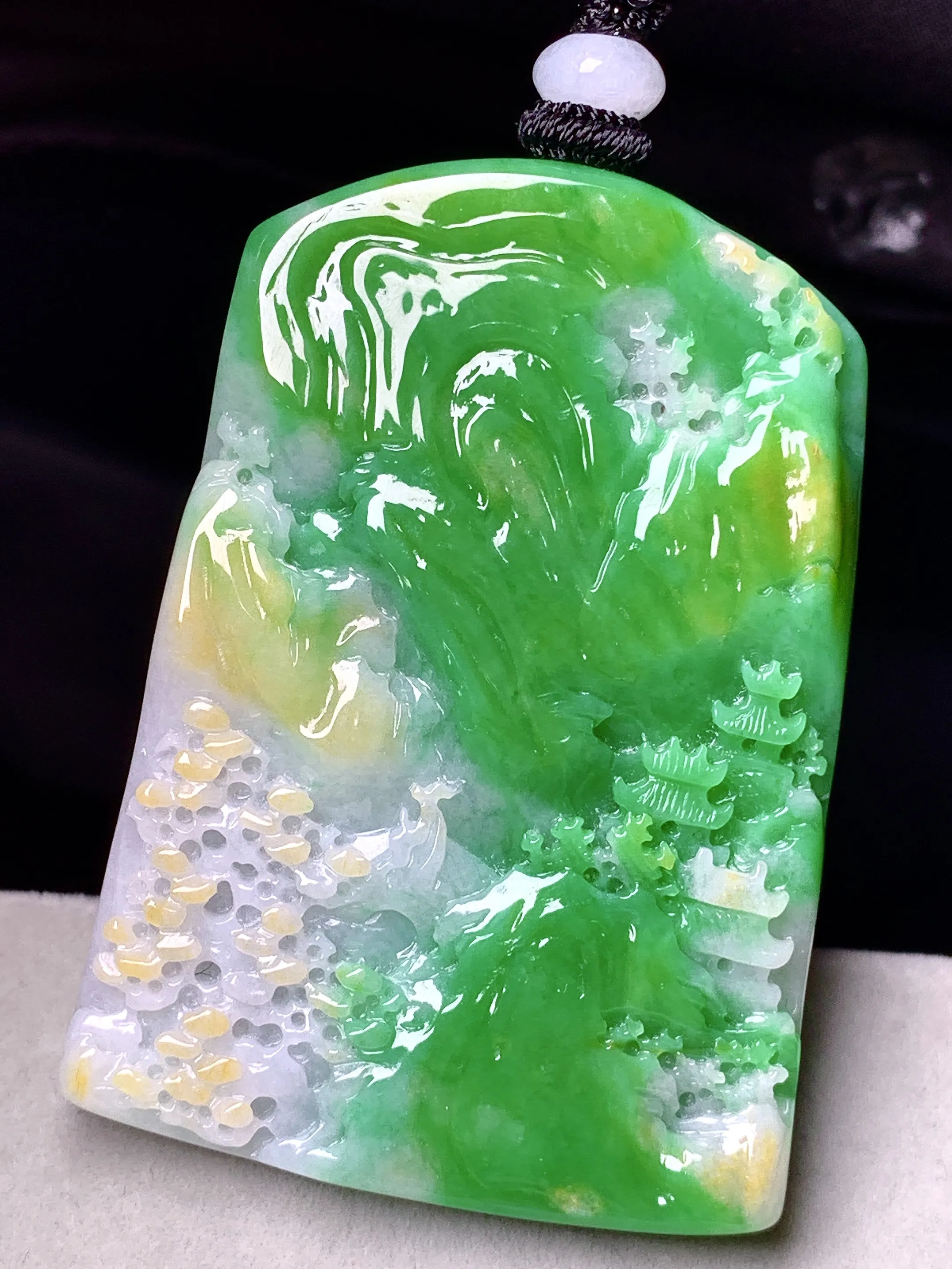 飘黄绿山水牌子吊坠 玉质细腻 色泽艳丽清新 整体尺寸54.2*38.5*7