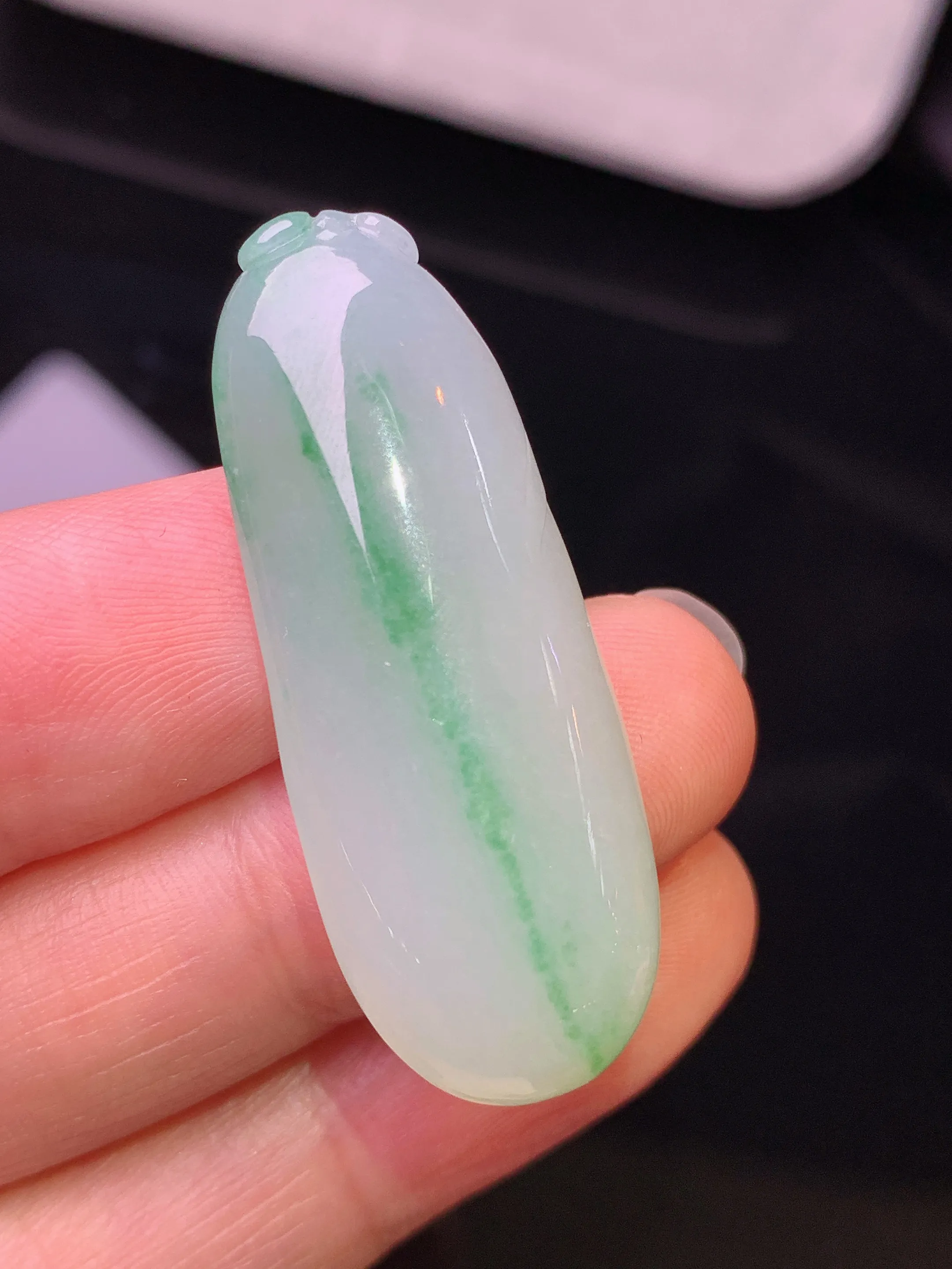 飘绿福瓜吊坠 玉质细腻 色泽艳丽清新 整体尺寸38.5*14.5* 8.5