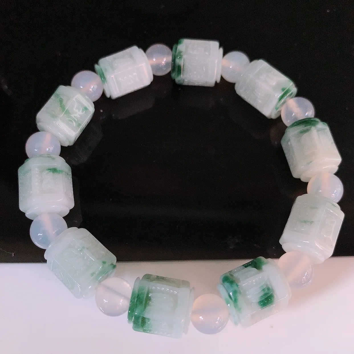 自然光实拍，冰润飘花六字真言手链，路路通翡翠手串，花式飘逸，佩戴效果大方时尚，圆珠为装饰珠！#49.10取一尺寸13-10.6