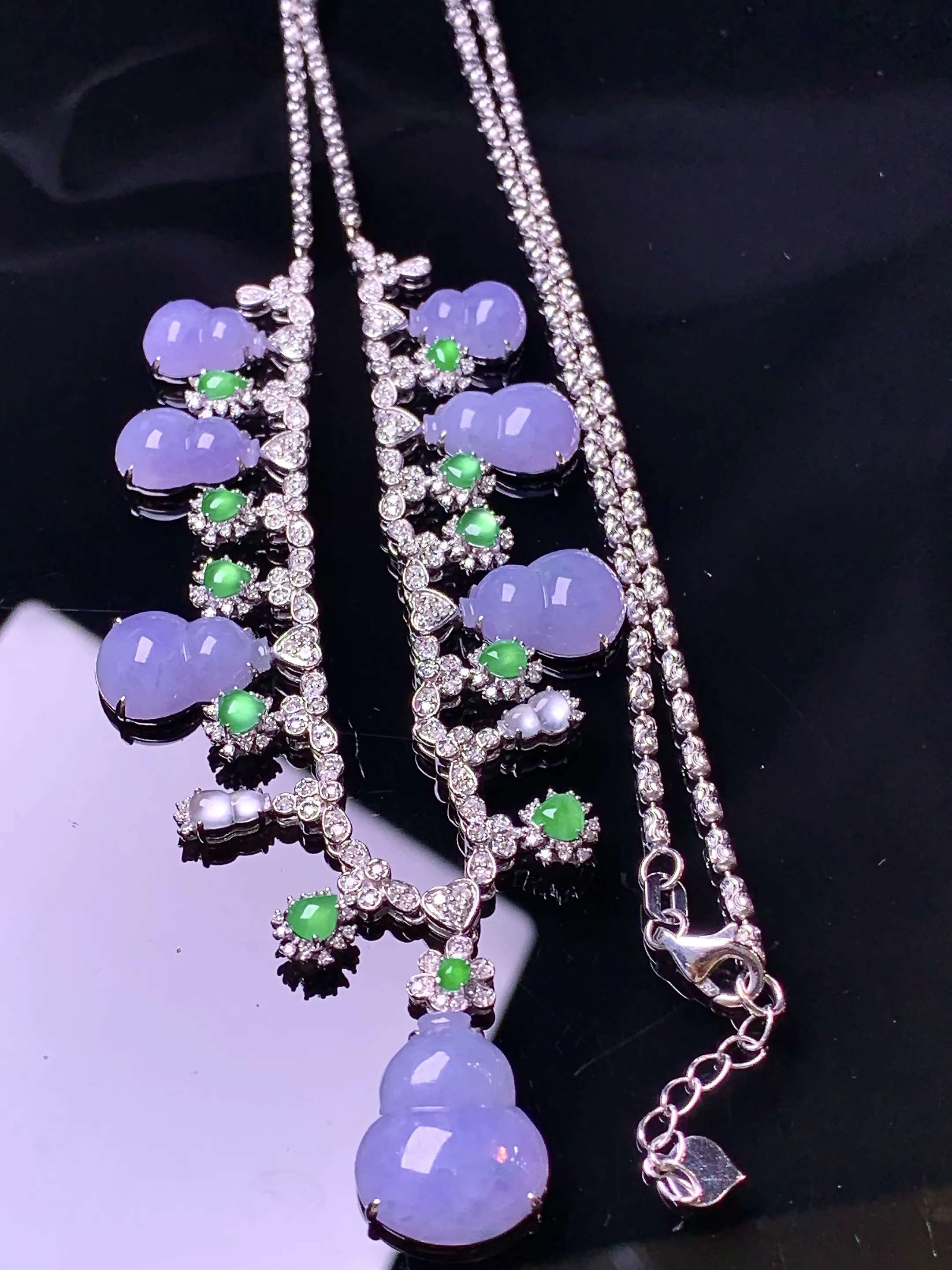 18k金钻镶嵌紫罗兰葫芦项链 玉质细腻 色泽艳丽清新 整体尺寸15.6*12.5*3.9