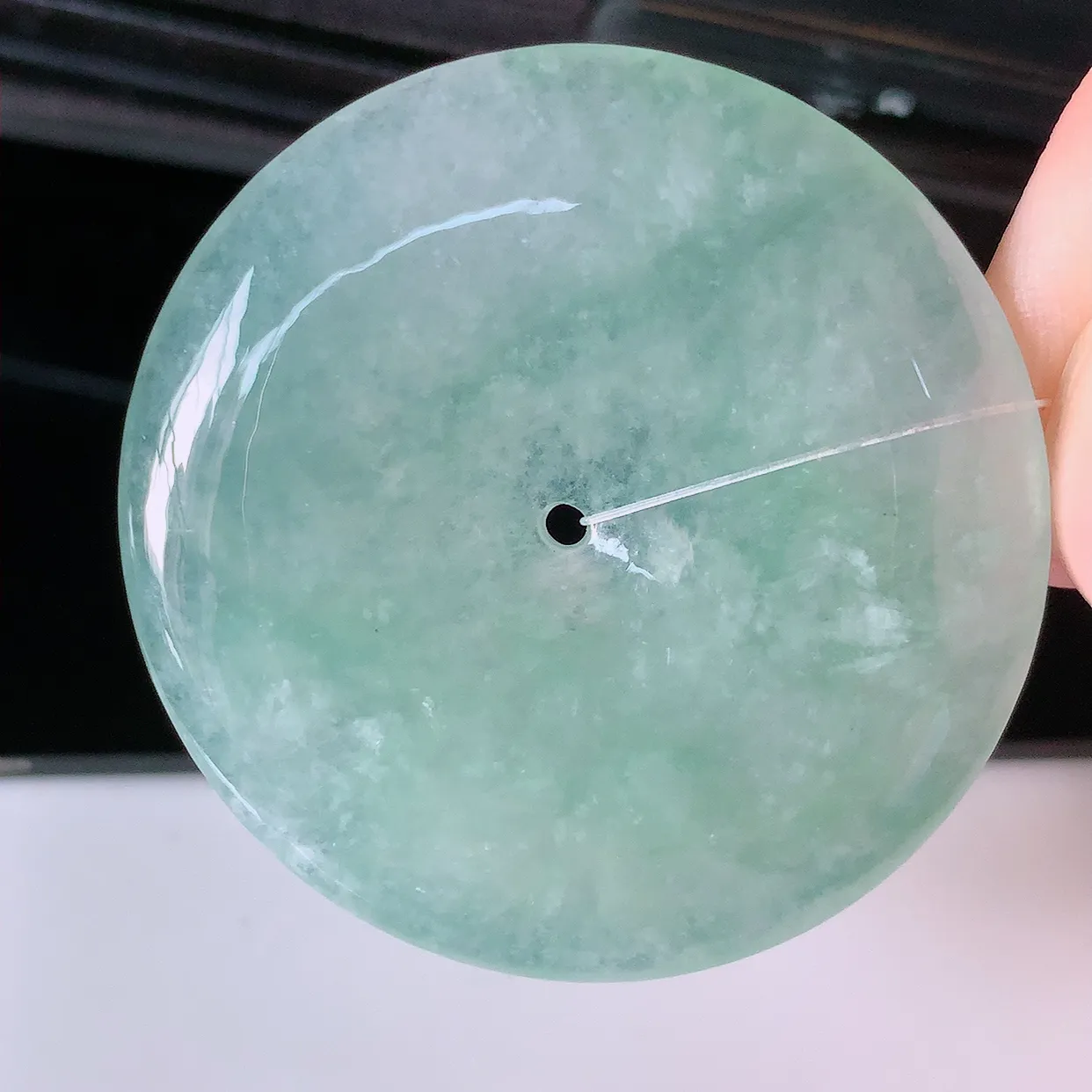 自然光实拍，大件冰种翡翠平安扣吊坠，形体饱满圆润，平安扣肥嘟嘟的，平平安安，种水很好，配戴精美！#49.10