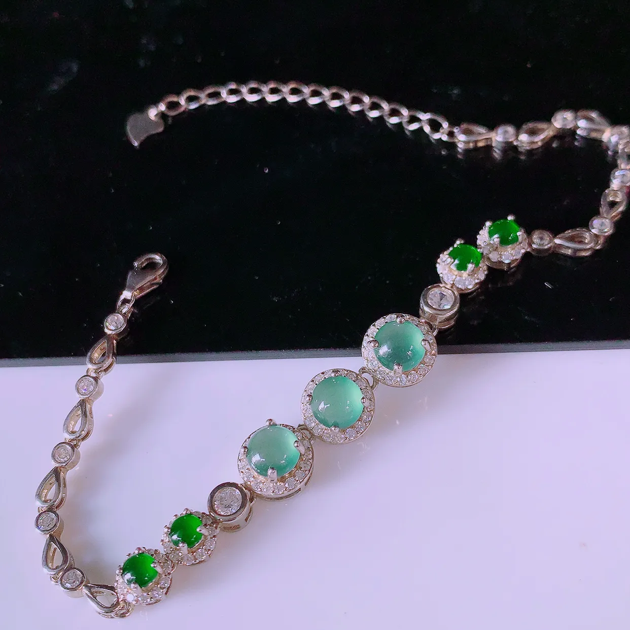 冰透满绿翡翠925银镶嵌手链，自然光实拍，翠色灵动，颜色漂亮，种老水足，品相佳，佩戴佳品！#97.10整体8*8*6.5裸石5*5